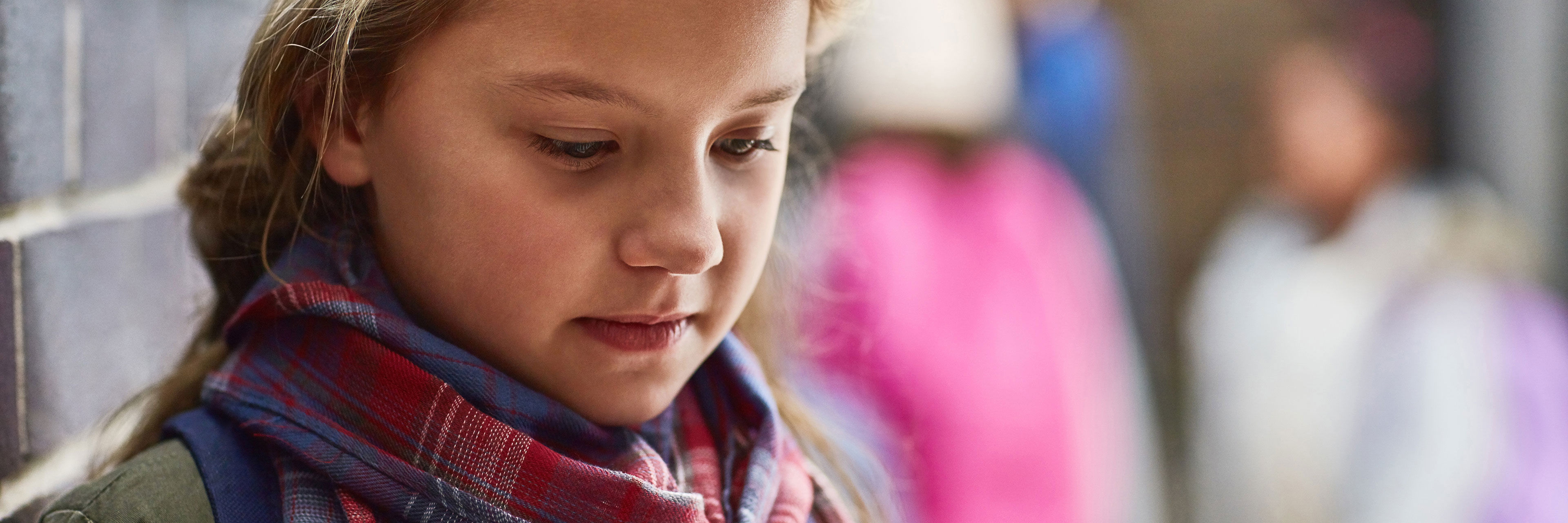 Trist pige med blikket rettet mod jorden