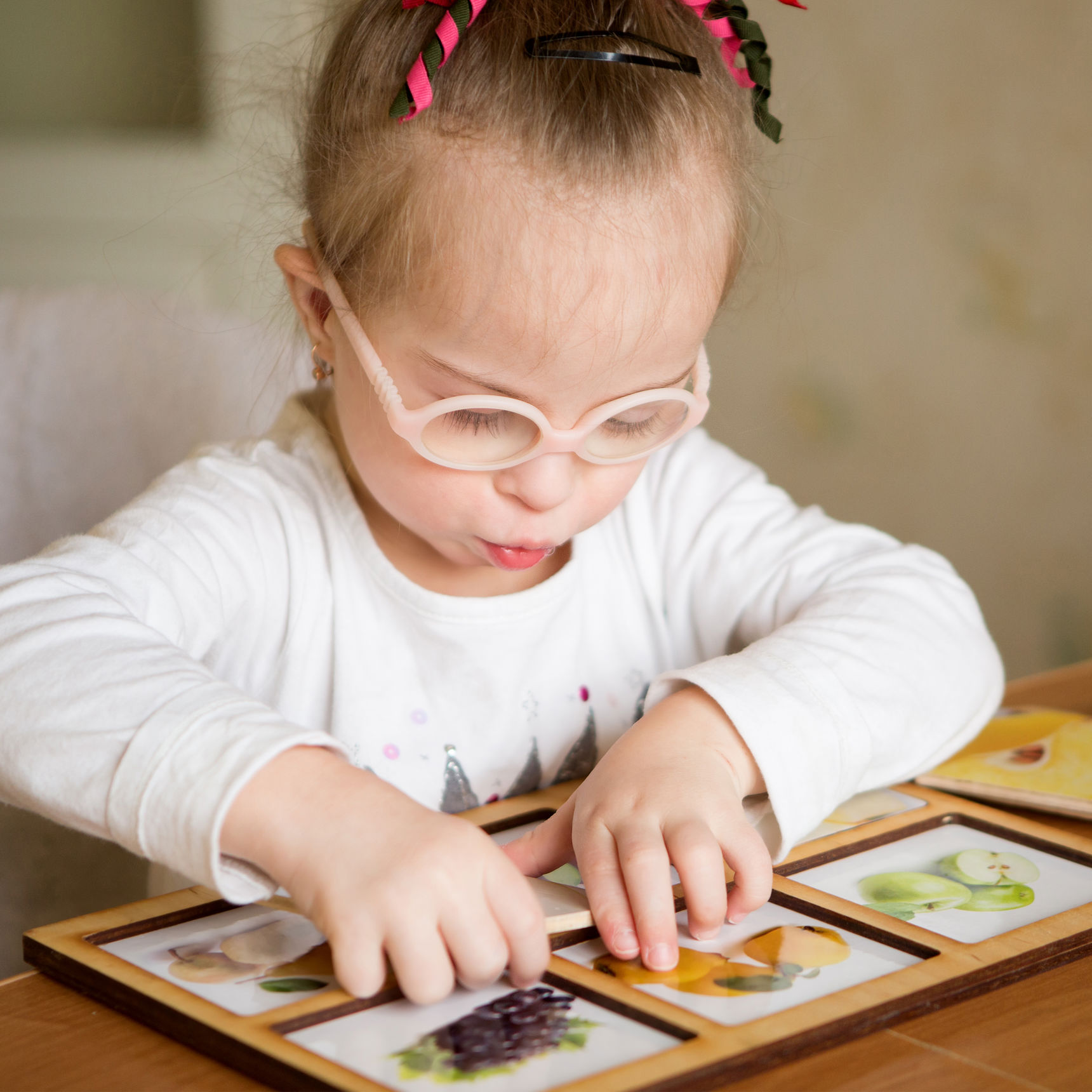 Pige koncentrerer sig om puslespil