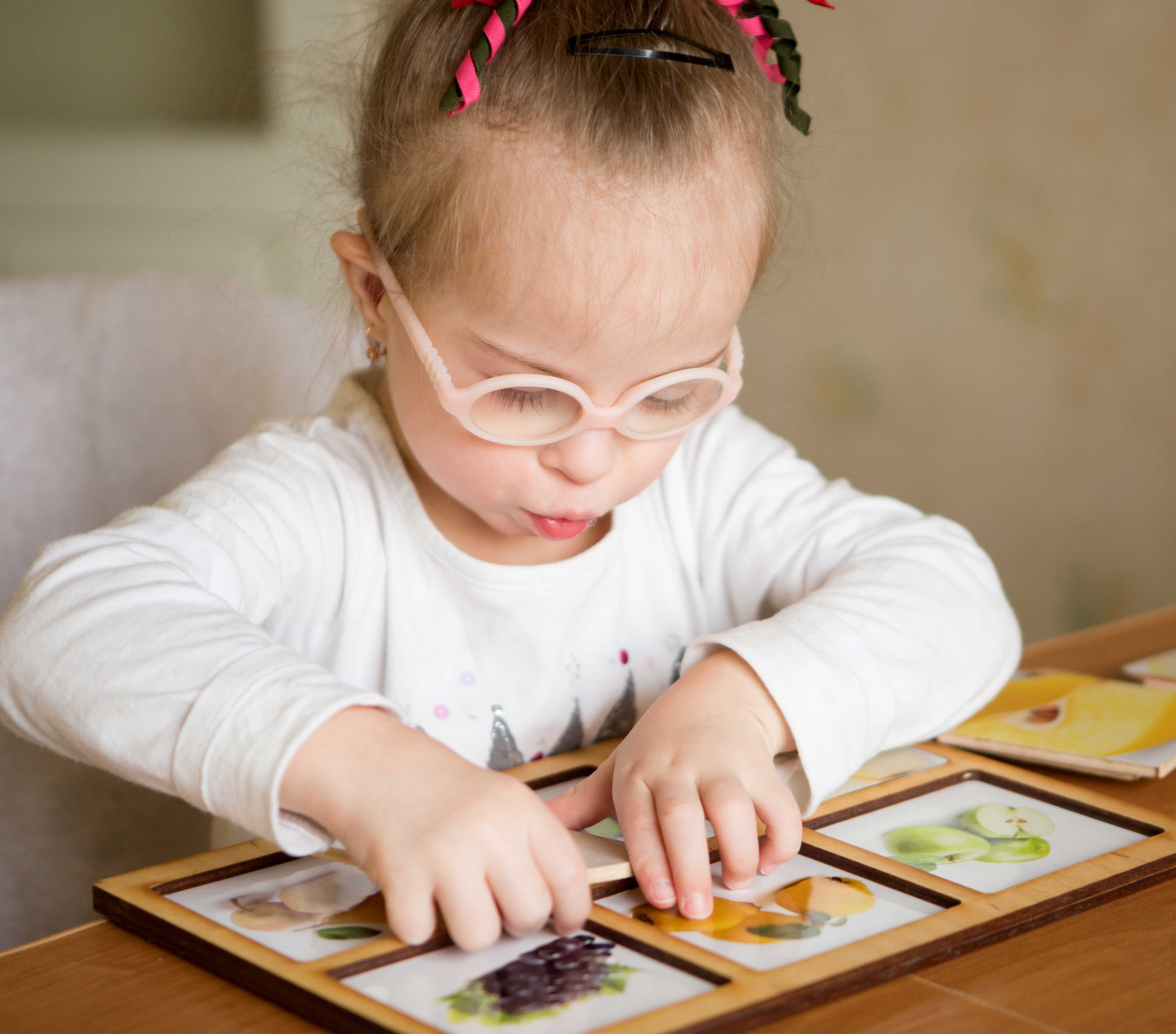 Pige koncentrerer sig om puslespil