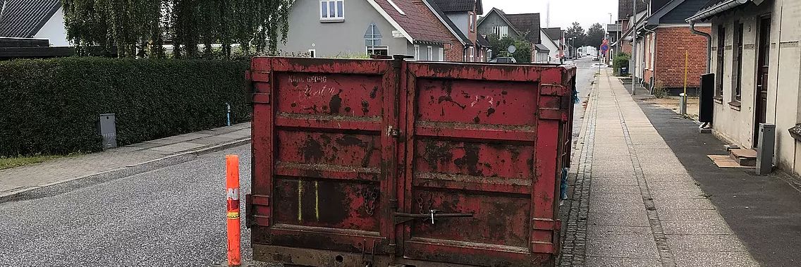 Container placeret på vejareal