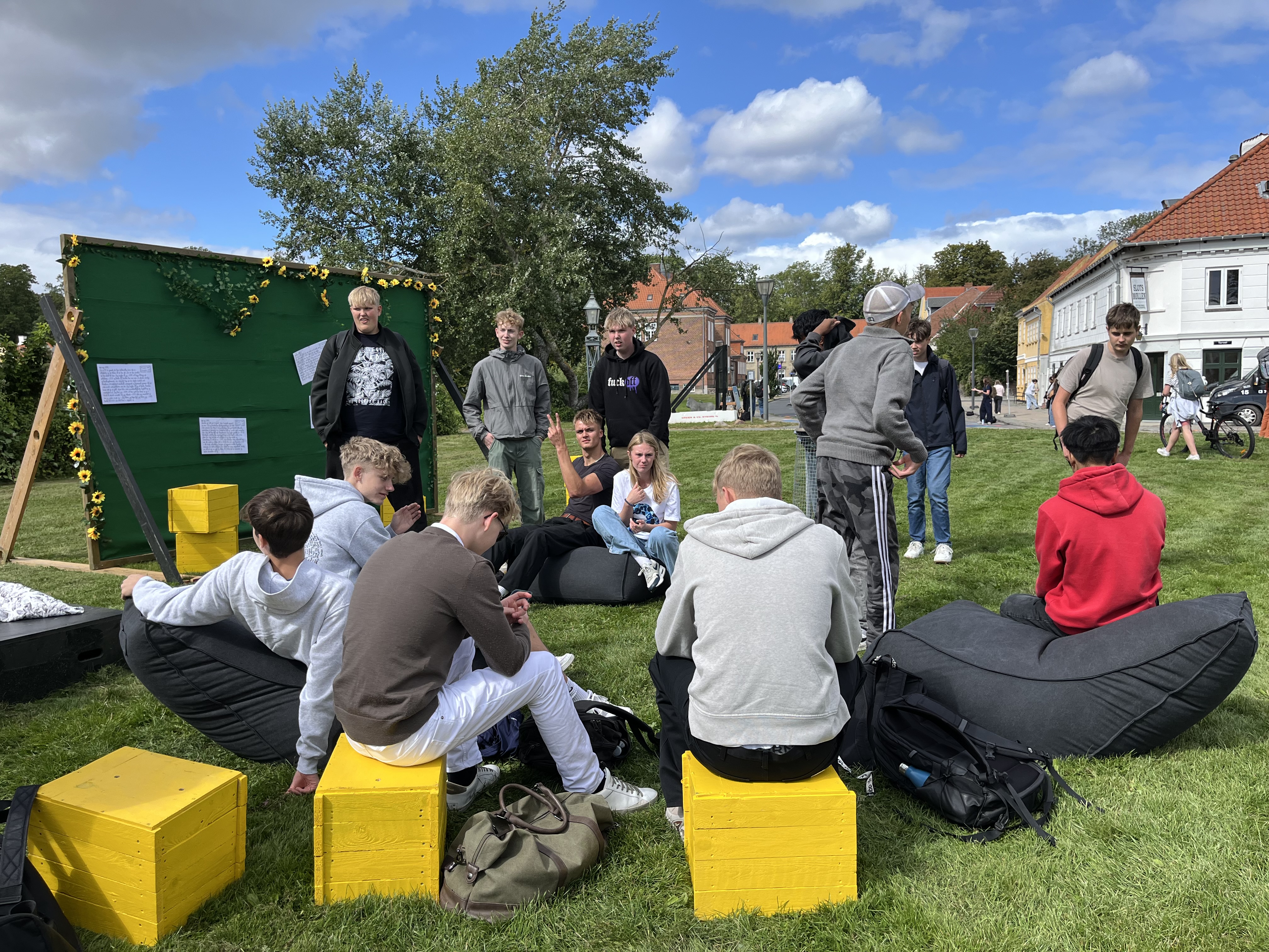 Unge mennesker foran Nyborg Bibliotek til NYD 2025