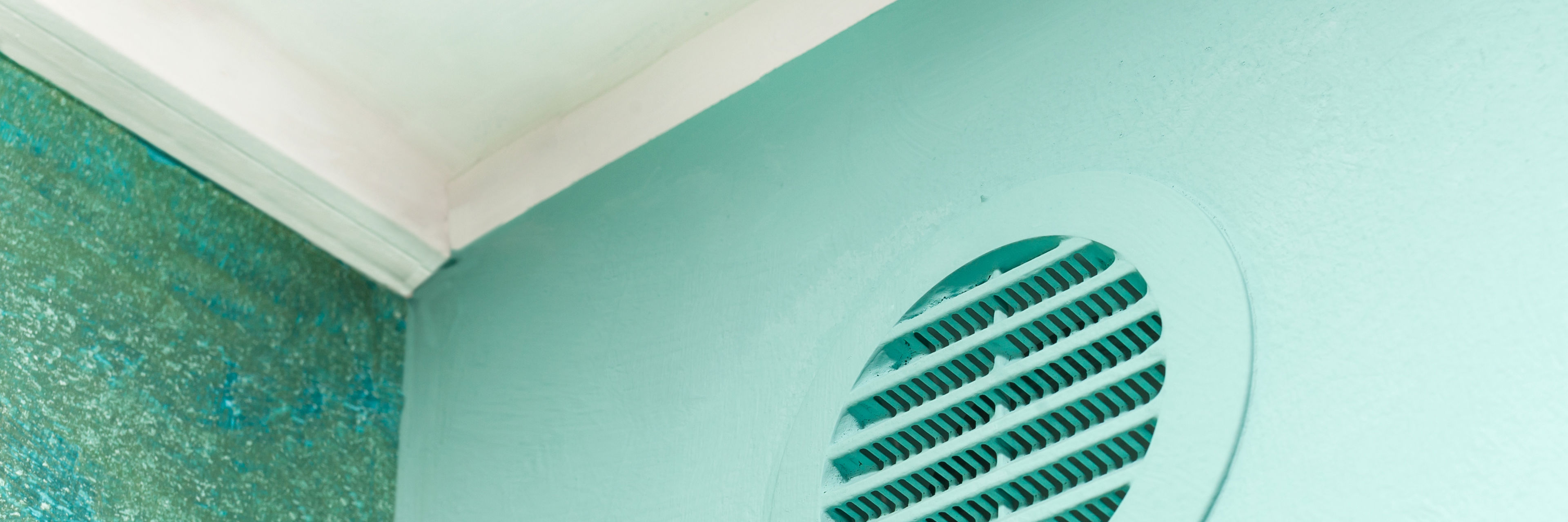 Loft og væg med en udsugningskanal i hjørnet