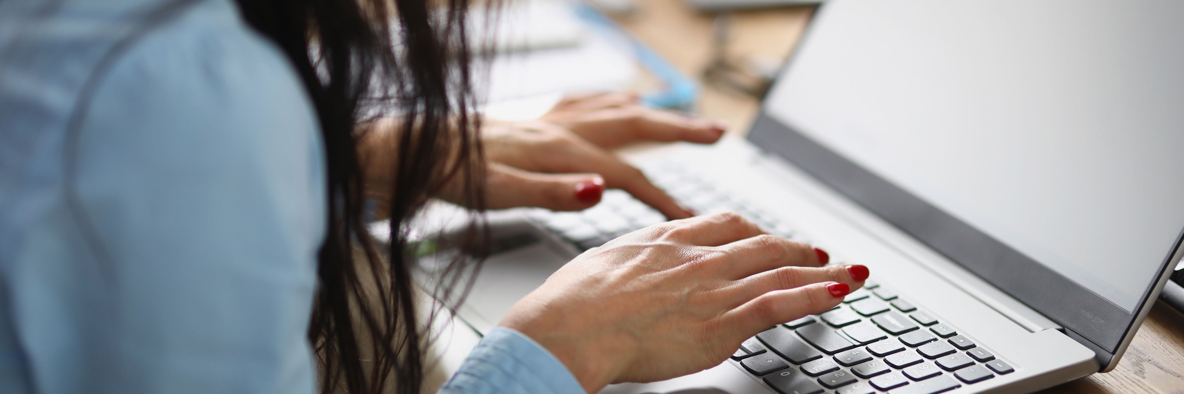 Kvinde der sidder og arbejder ved en PC