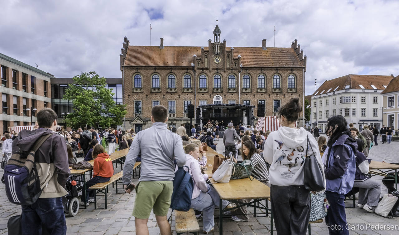 Unge mennesker på Torvet til NYD