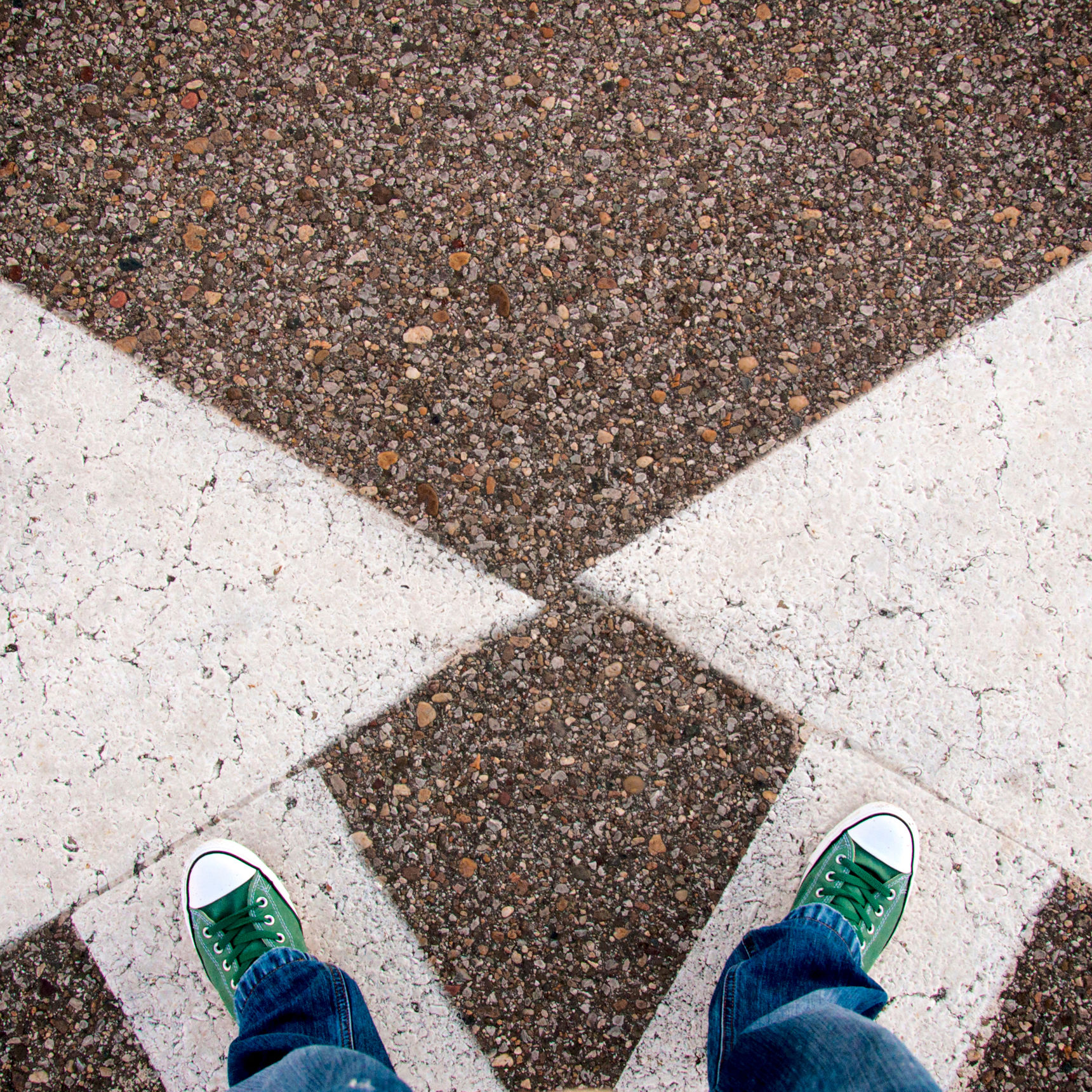 Pile på asfalt peger i to retninger ny adfærd i livet nye valg ny retning ny kurs