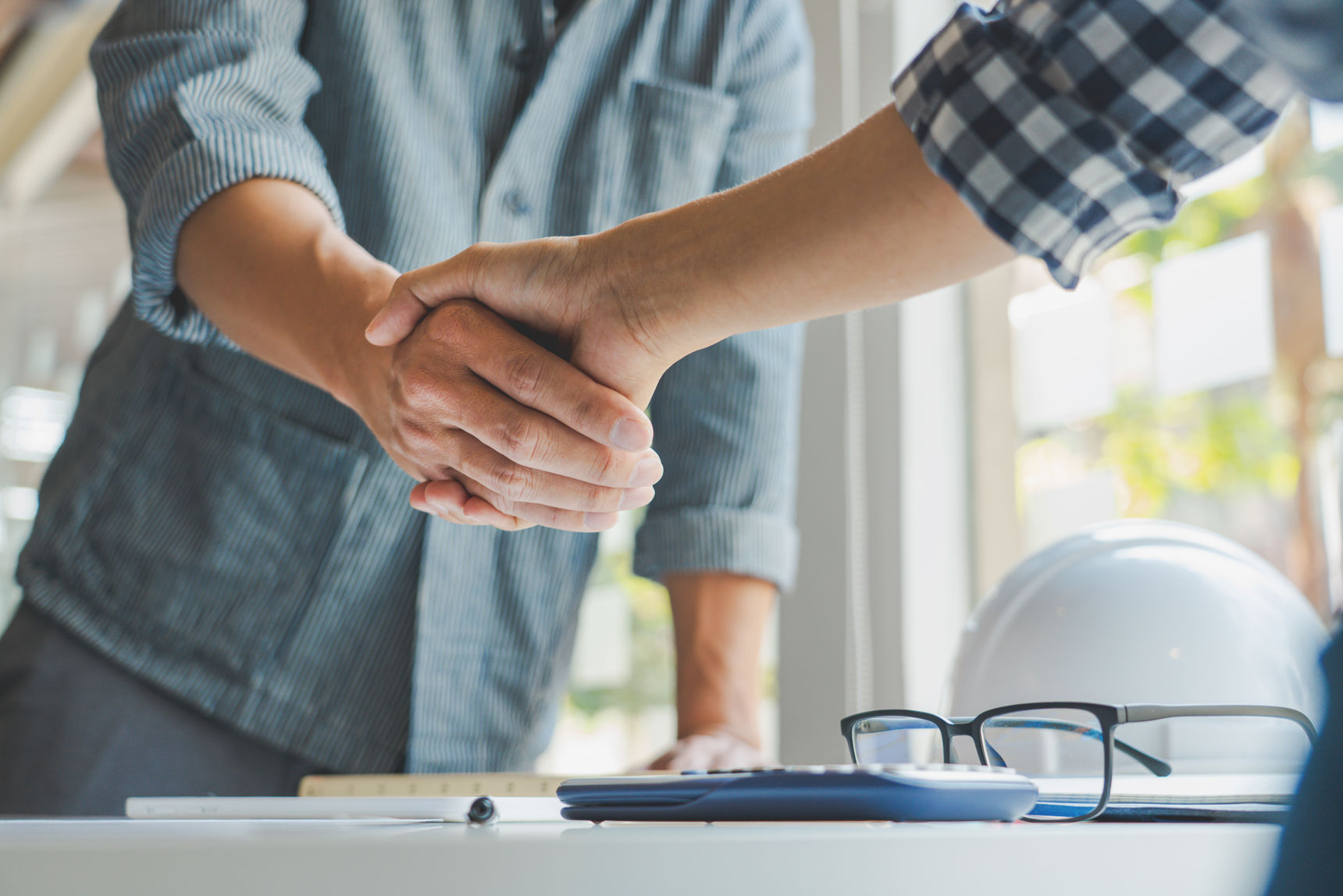 Håndtryk mellem to mænd