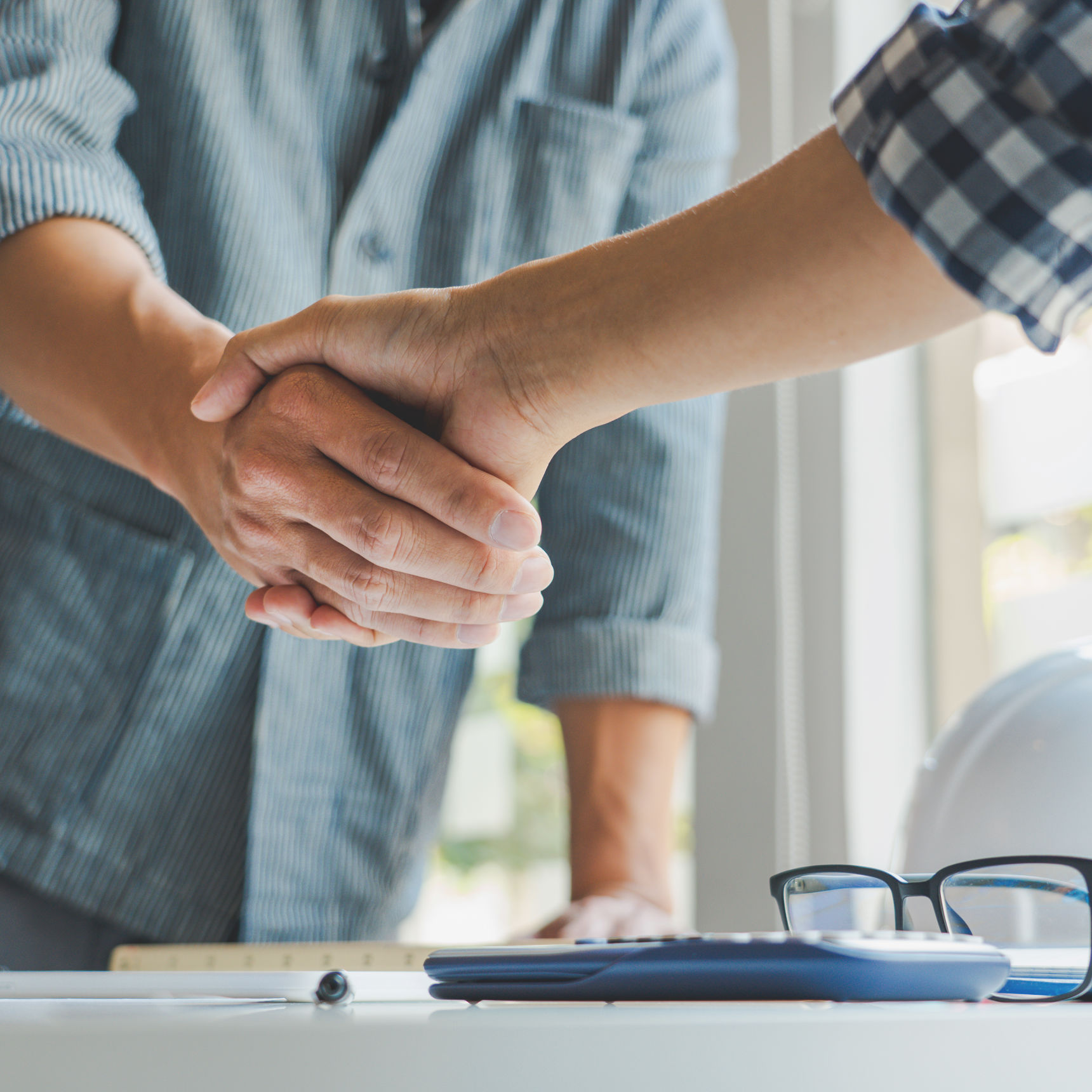 Håndtryk mellem to mænd