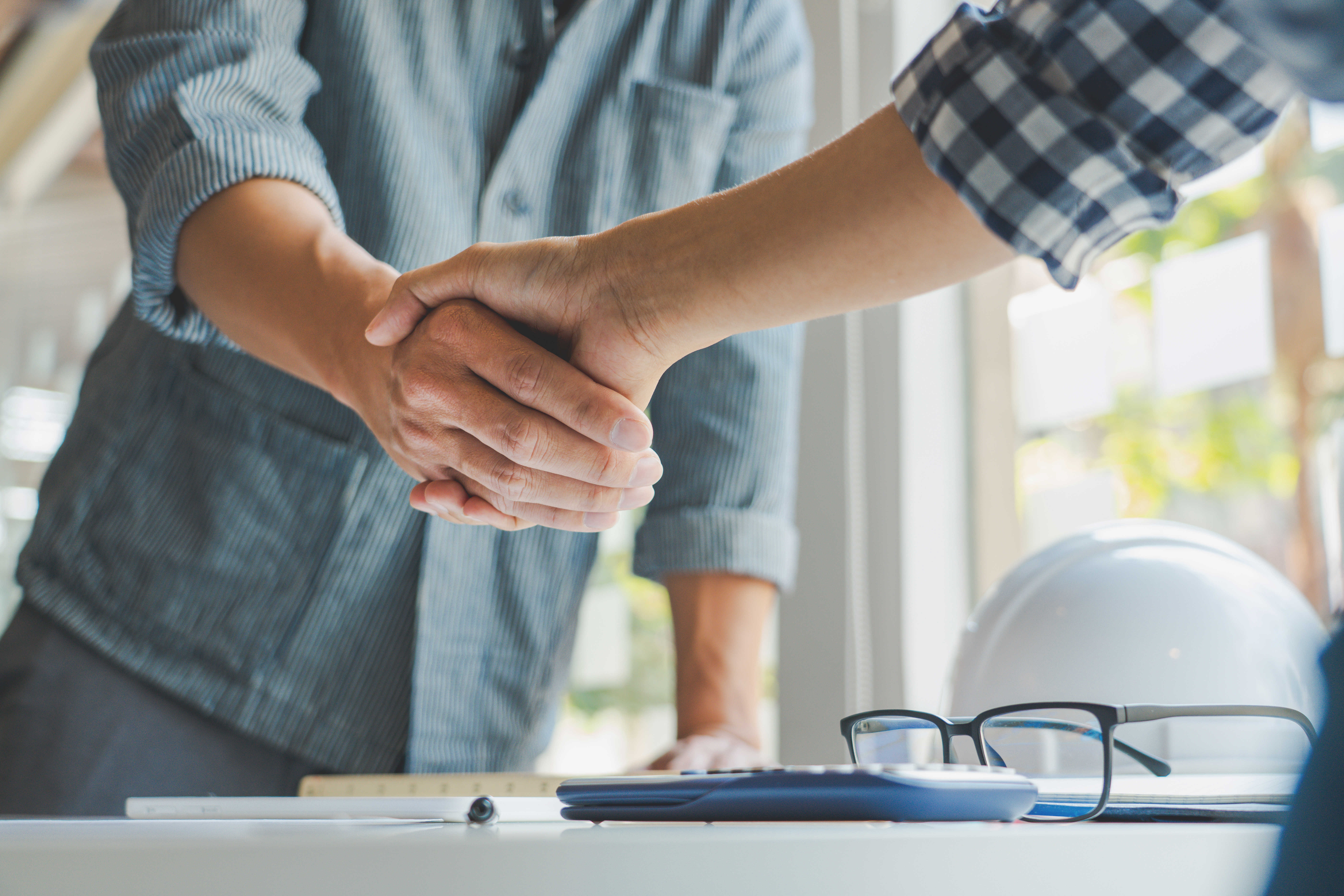 Håndtryk mellem to mænd