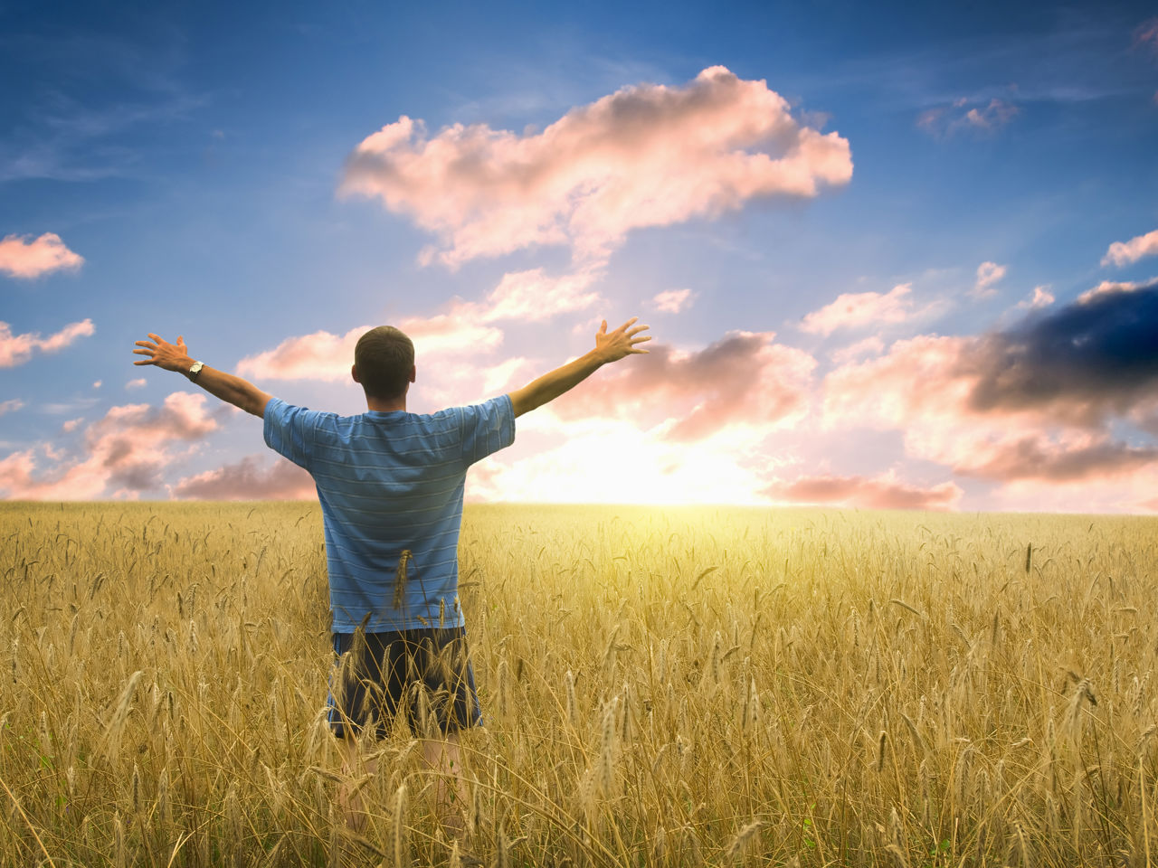 Mand der ser på horisonten med arme ude