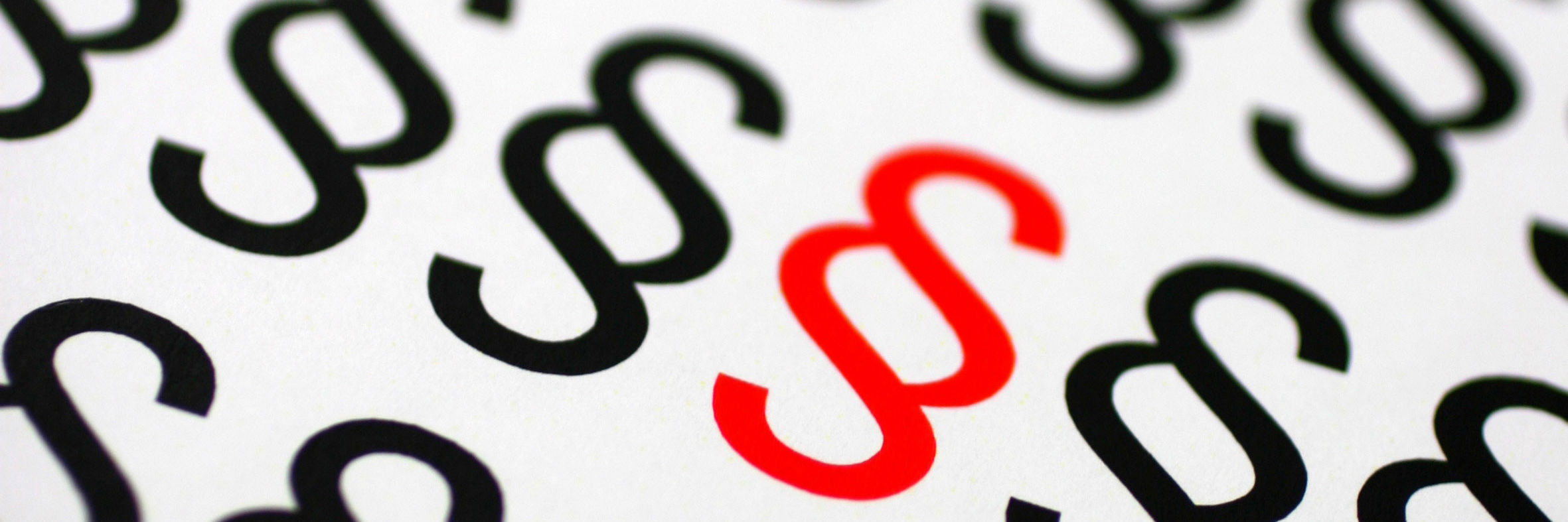 En masse sorte paragraf-tegn og ét rødt