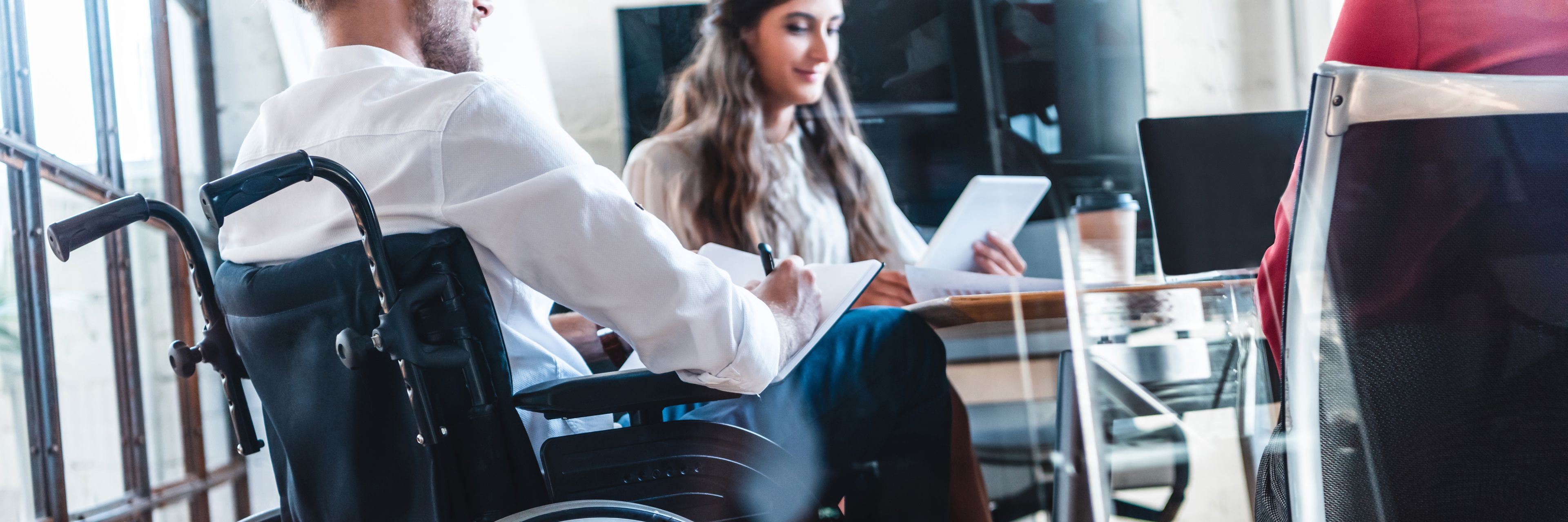Mand i kørestol til møde