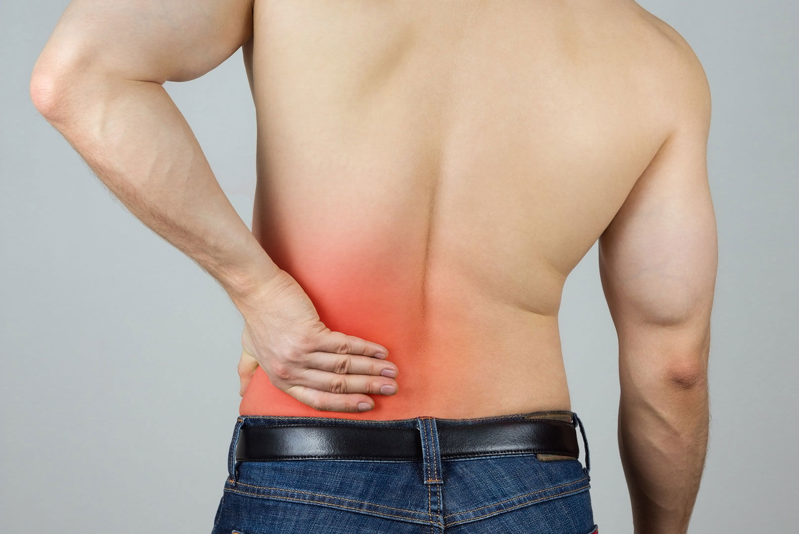 Mand der holder hånden mod lænden, der er markeret med rødt