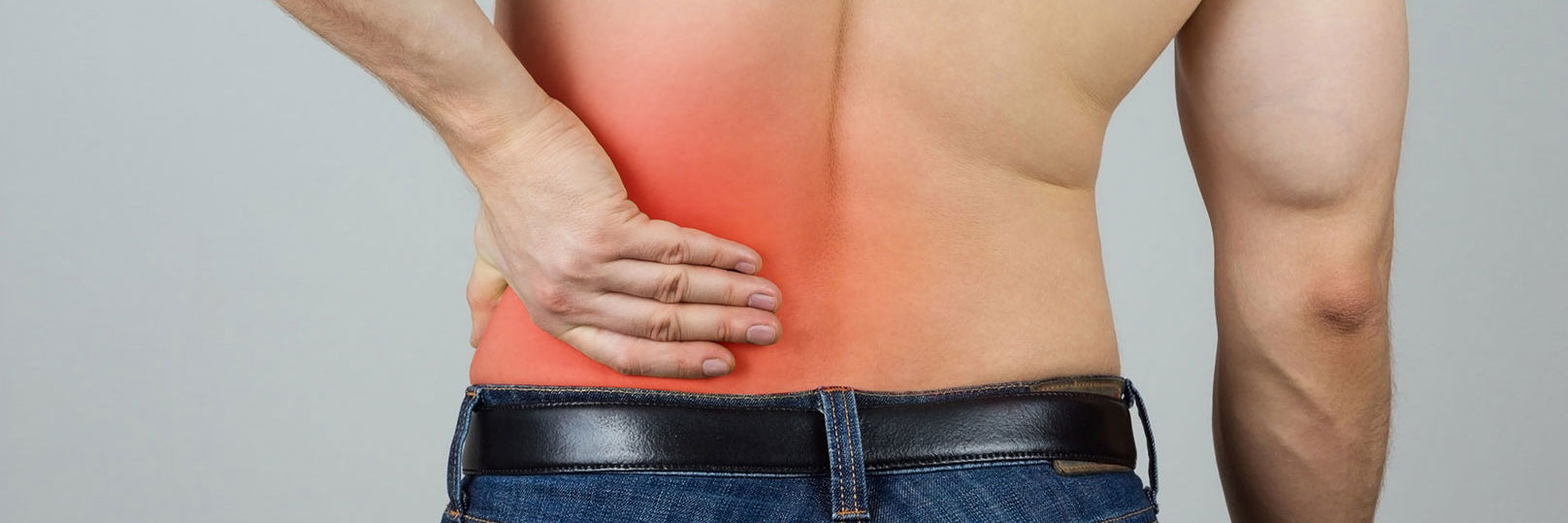 Mand der holder hånden mod lænden, der er markeret med rødt