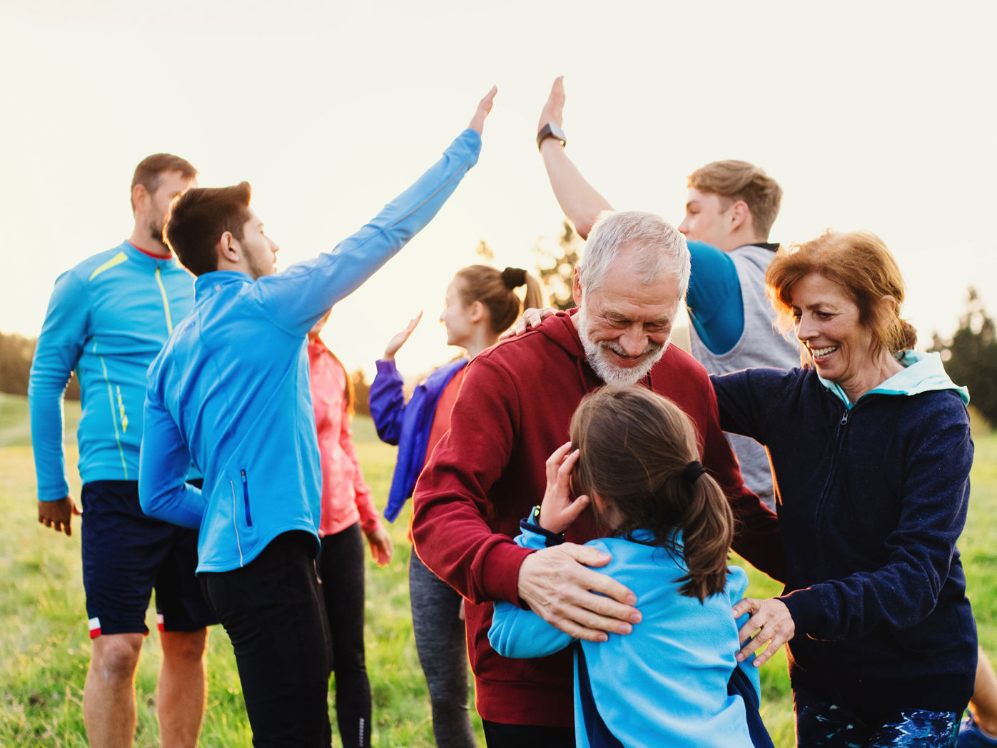Familie i alle aldre hygger med motion i naturen