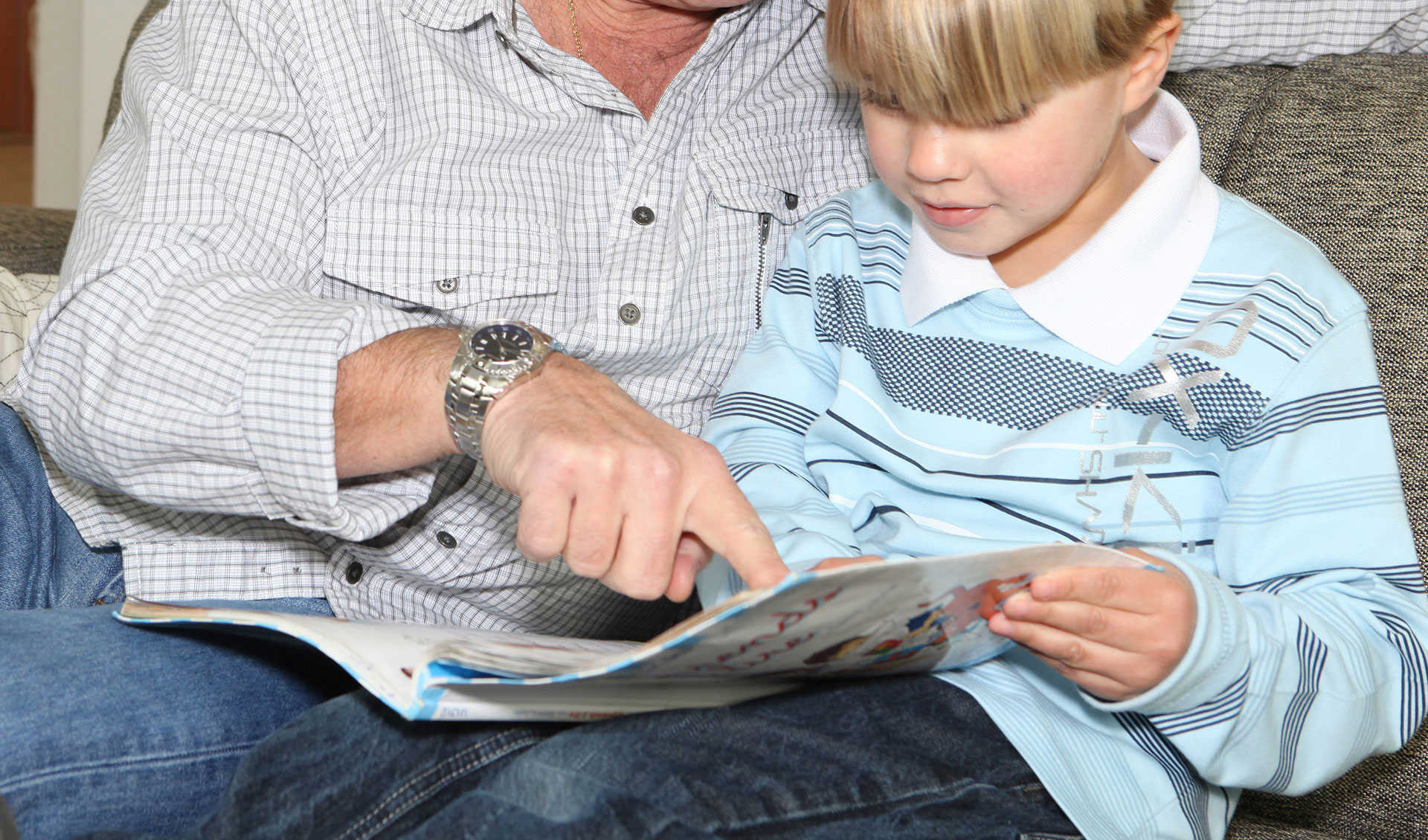 Dreng der får hjælp til læsningen