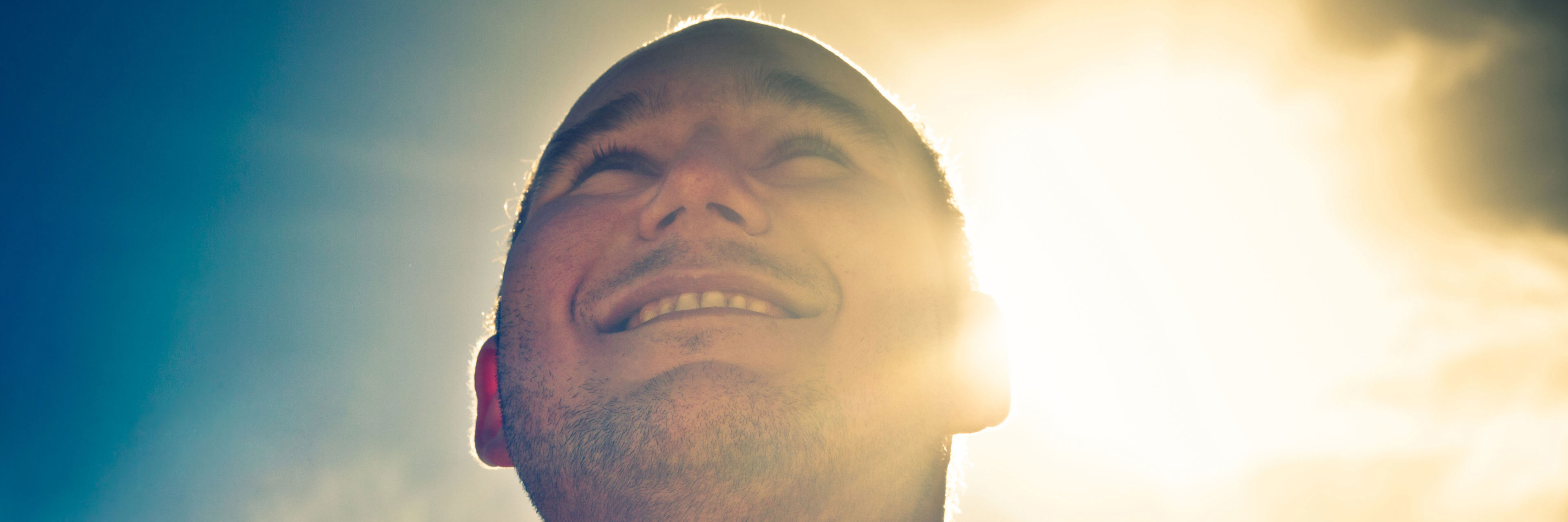 En mand med rygsæk og sol i nakken