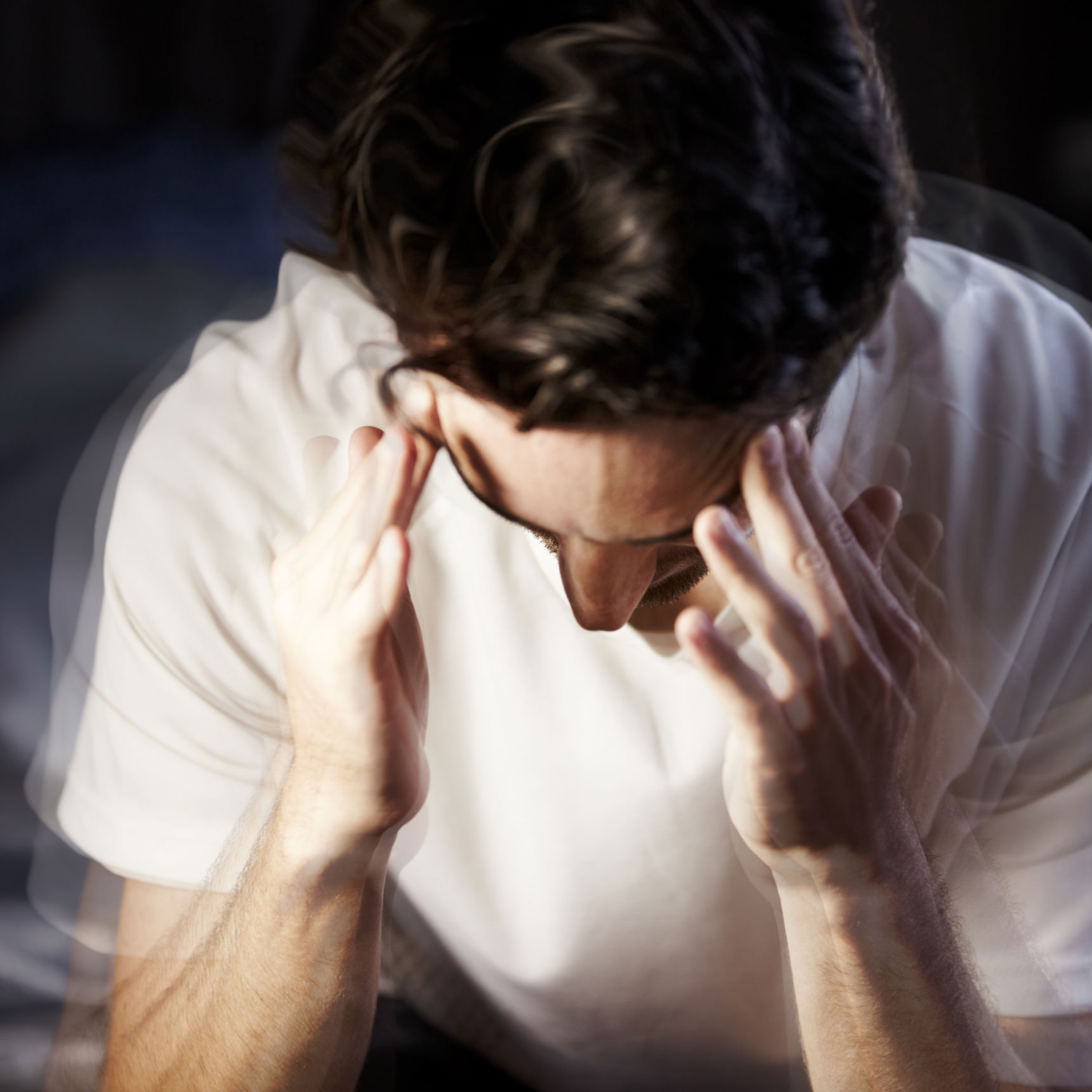 Mand med hænder mod hovedet - hovedpine