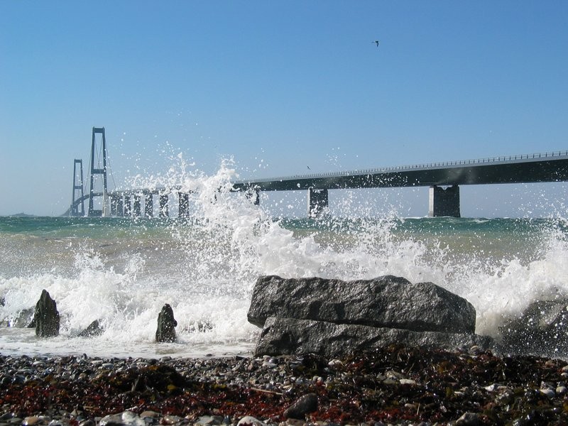 Storebæltsbroen med havet i oprør