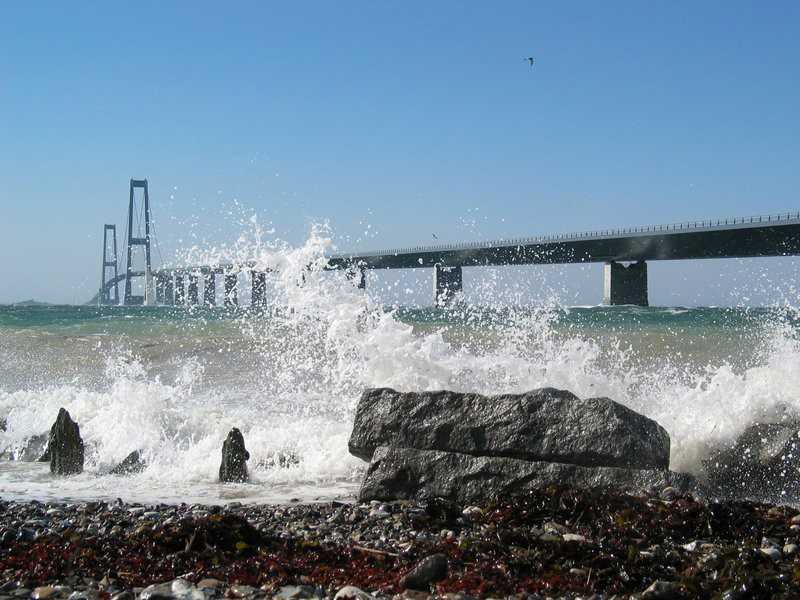 Storebæltsbroen med havet i oprør