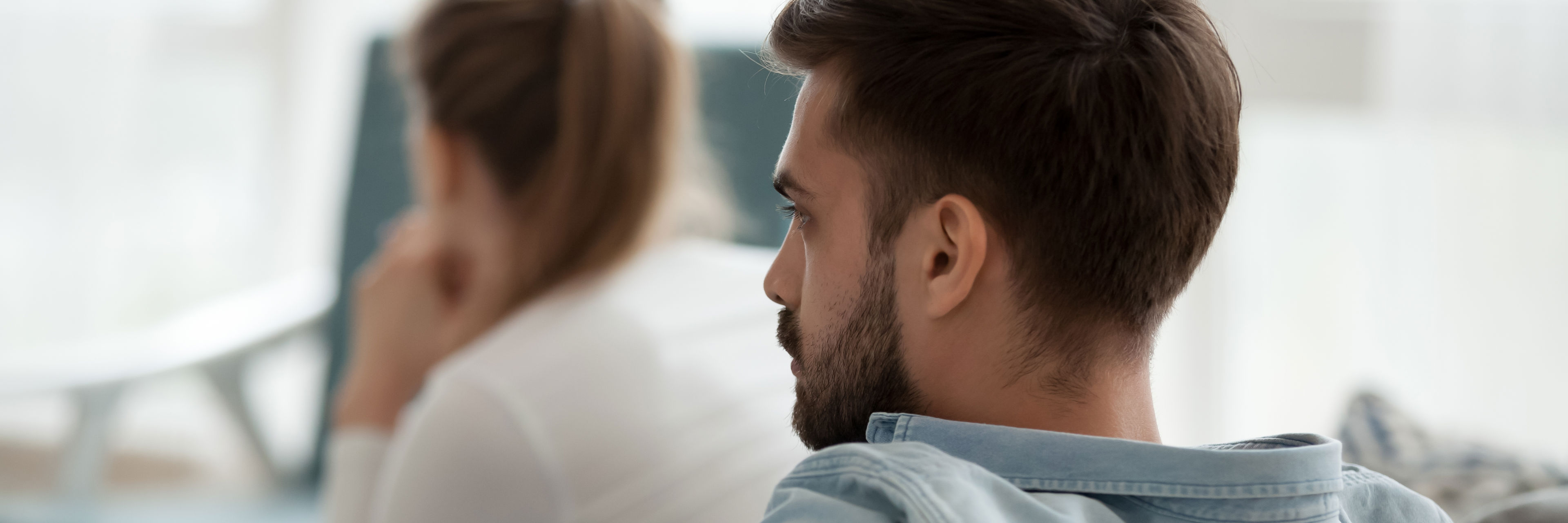 Par sidder hver for sig