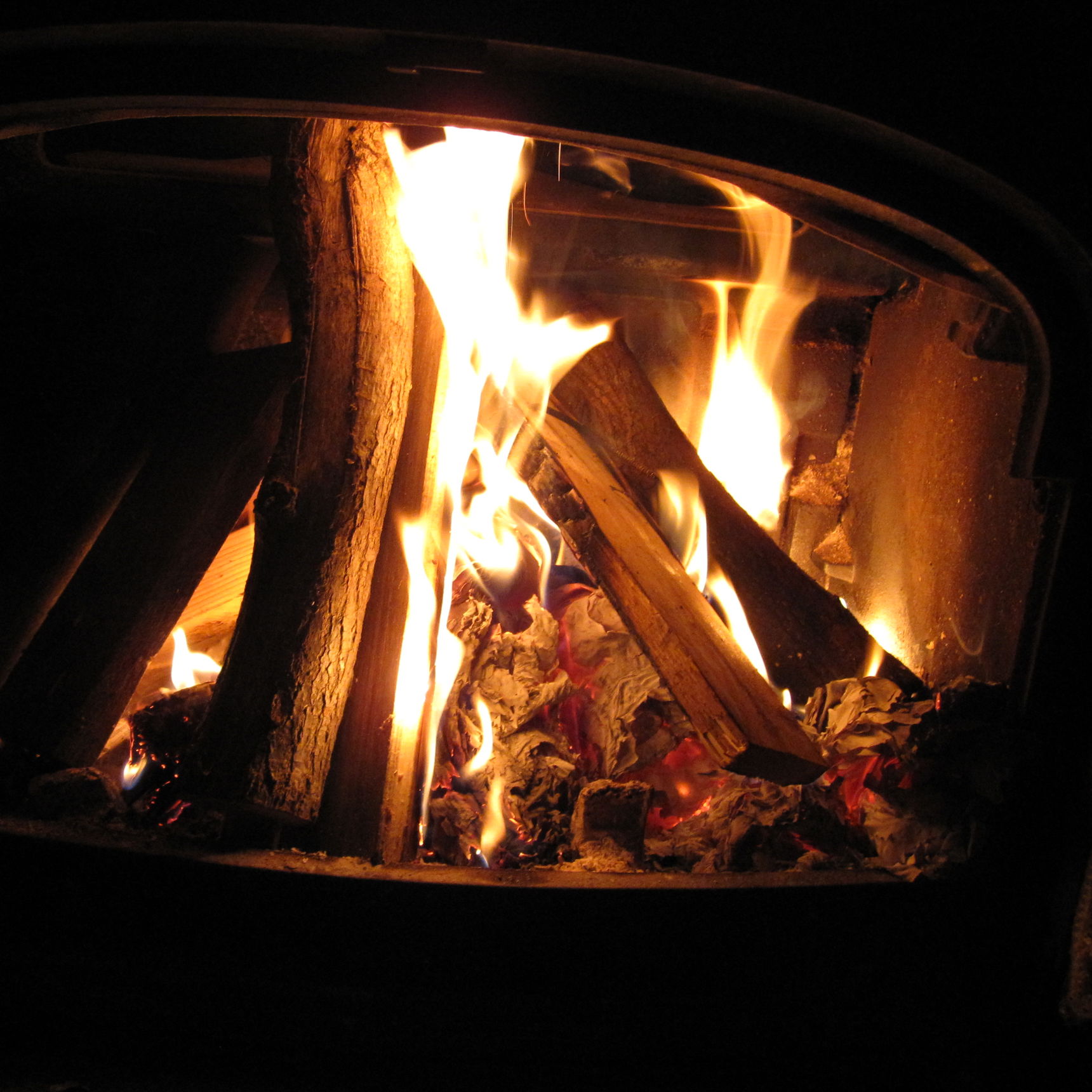 Ild i en brændeovn