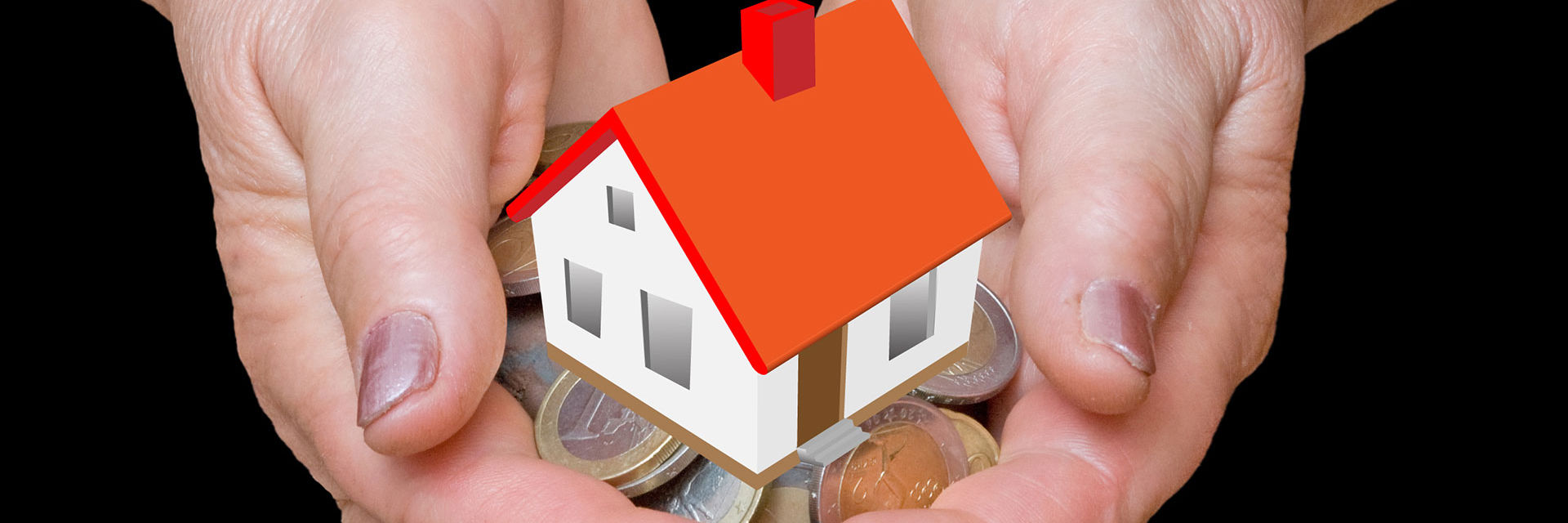 Hænder der holder en håndfuld penge og et lille hus på toppen