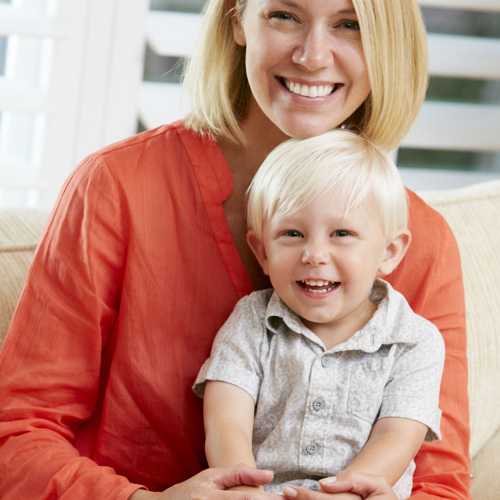 Mor og barn der smiler bredt