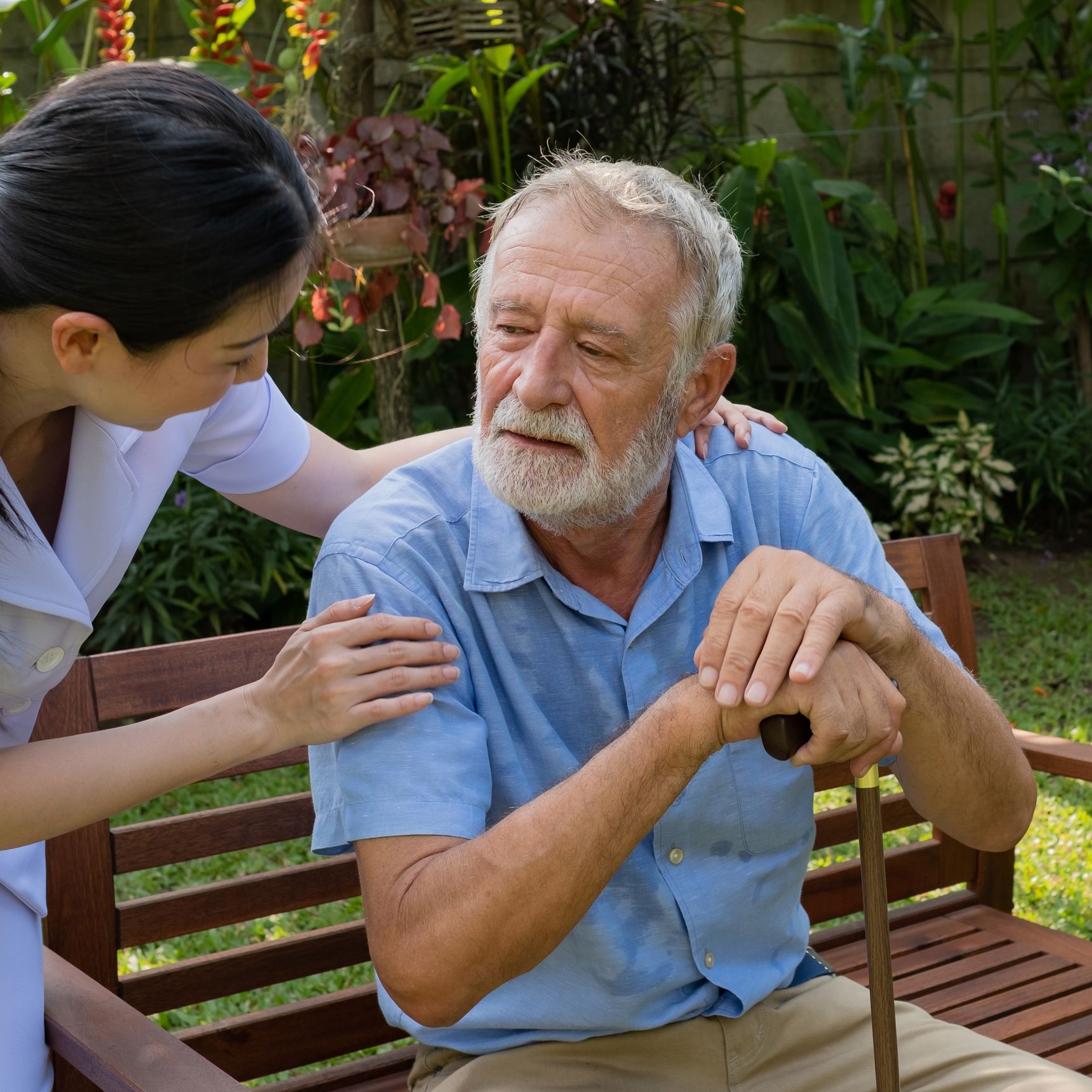 En medarbejder, der støtter en borger