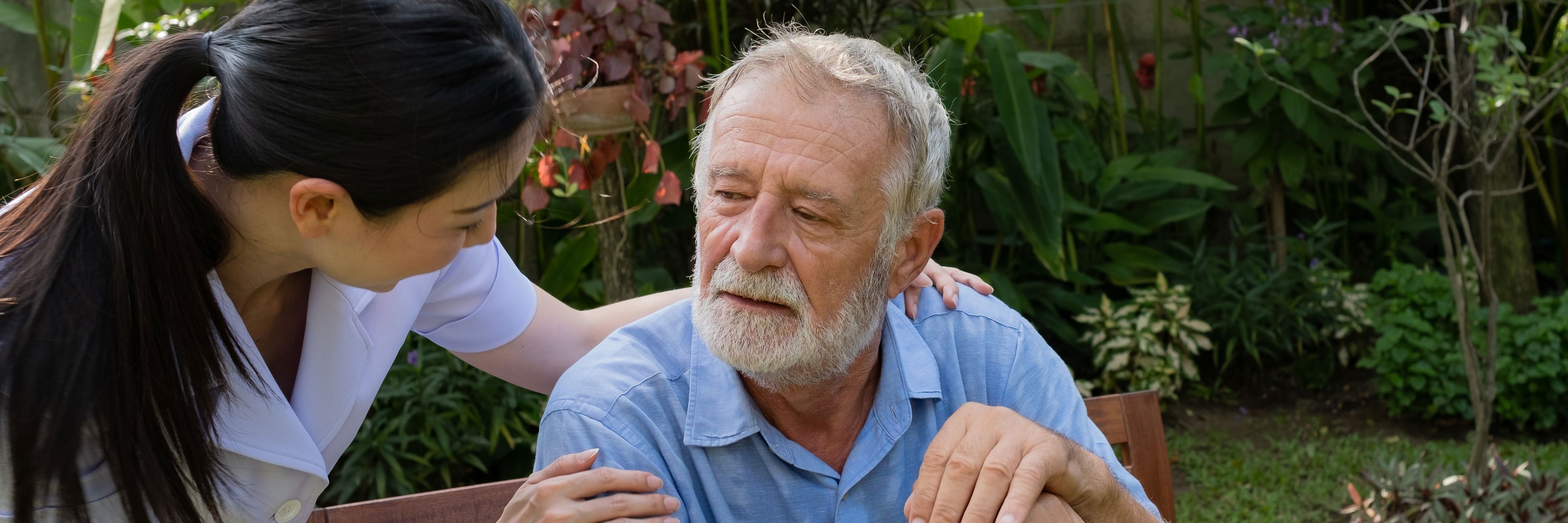 En medarbejder, der støtter en borger