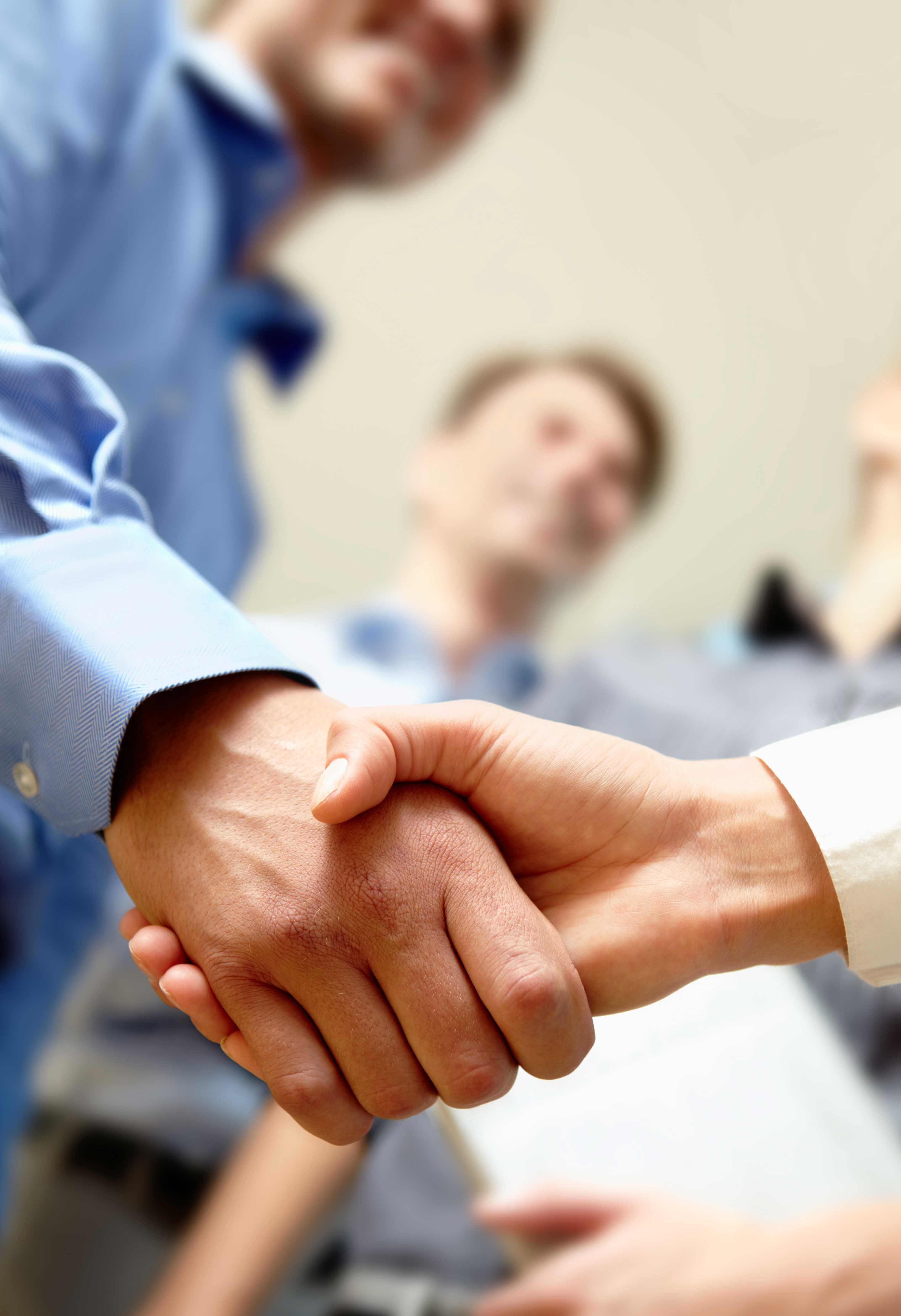 Håndtryk mellem to forretningsfolk