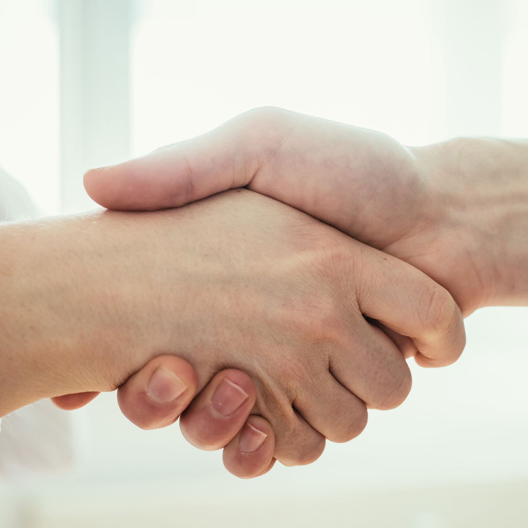 Håndtryk mellem to mennesker