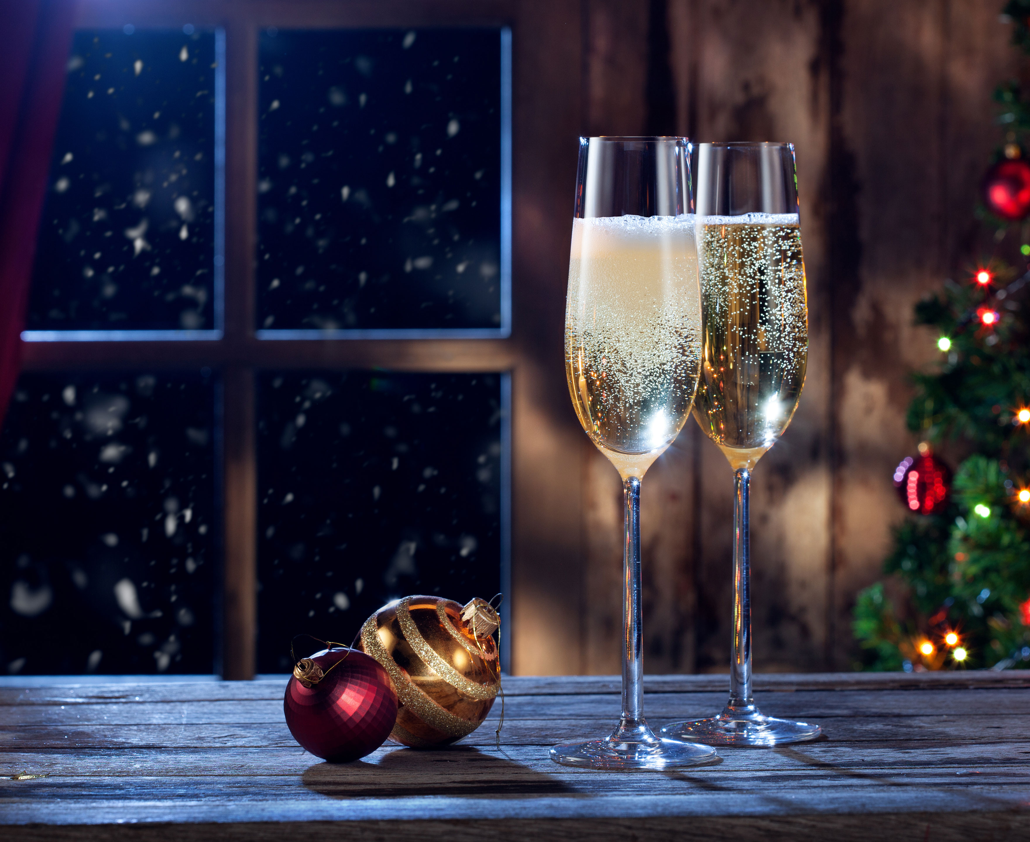 Champagneglas og julekugler