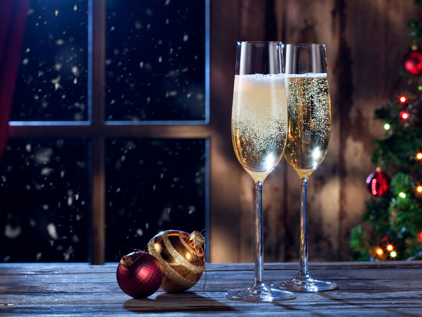 Champagneglas og julekugler