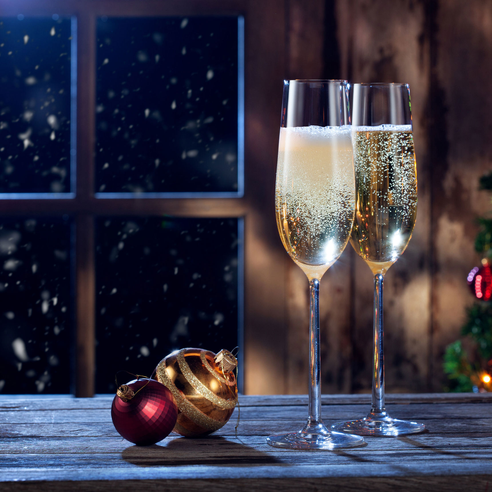 Champagneglas og julekugler