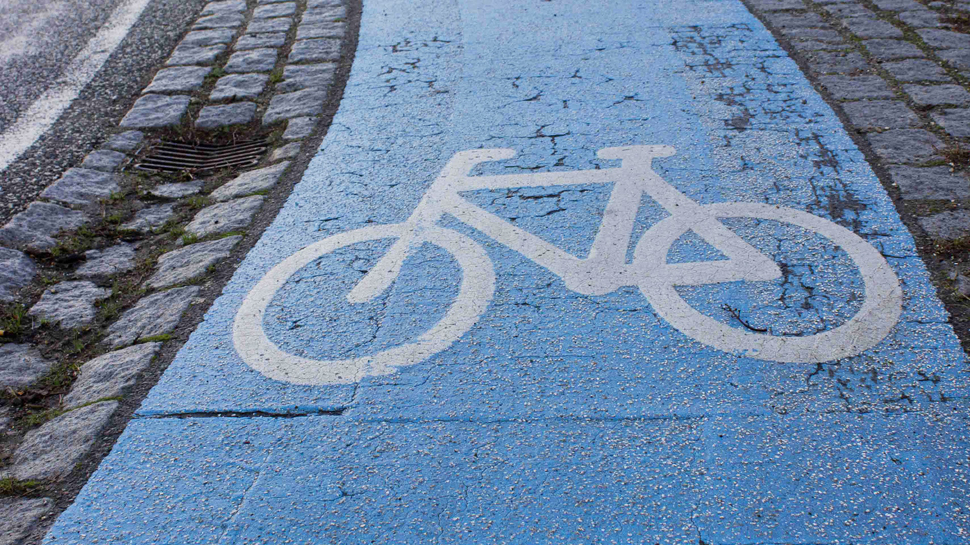 Markering af en cykelsti på en vej