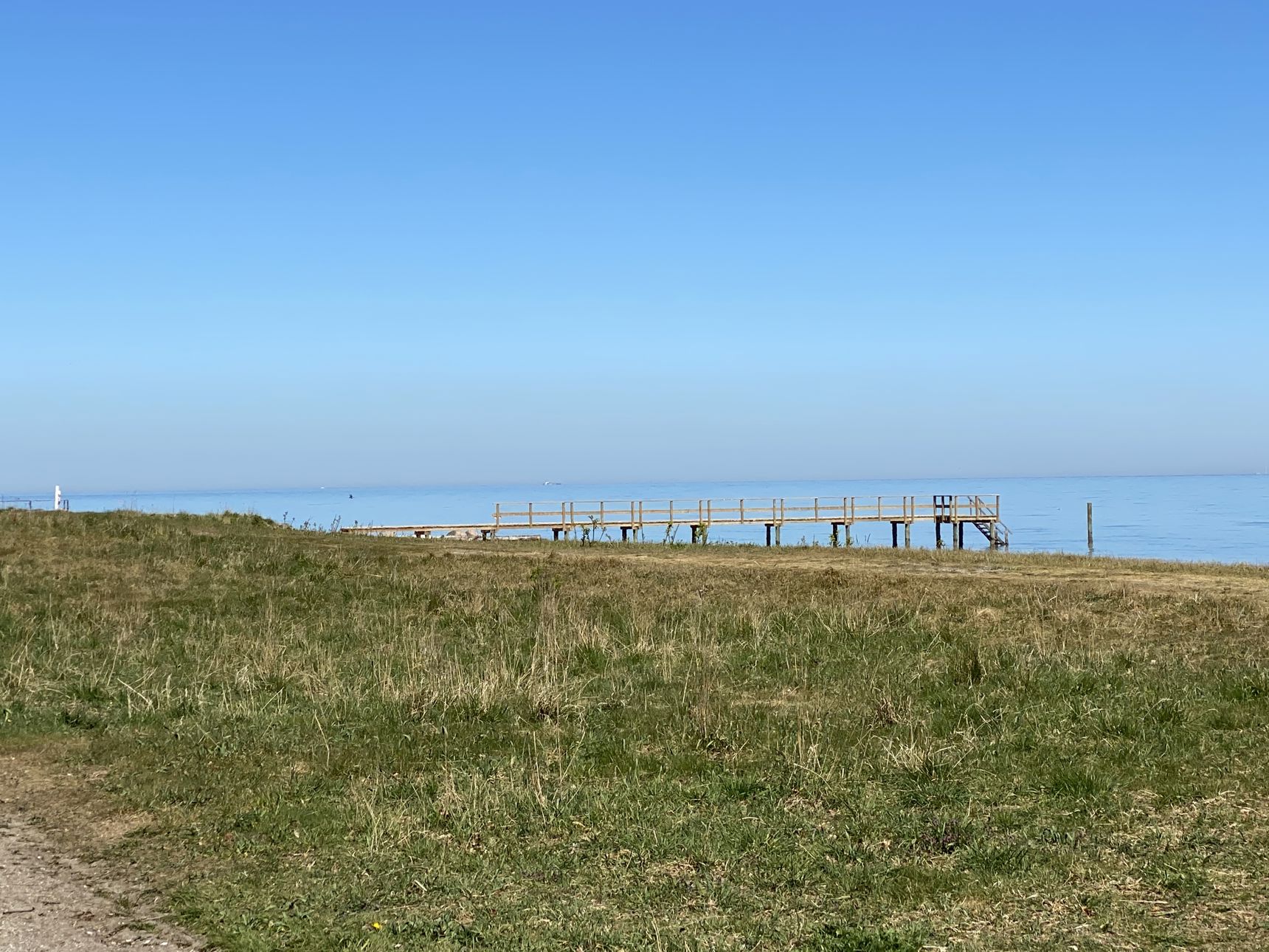 Strand og badebro