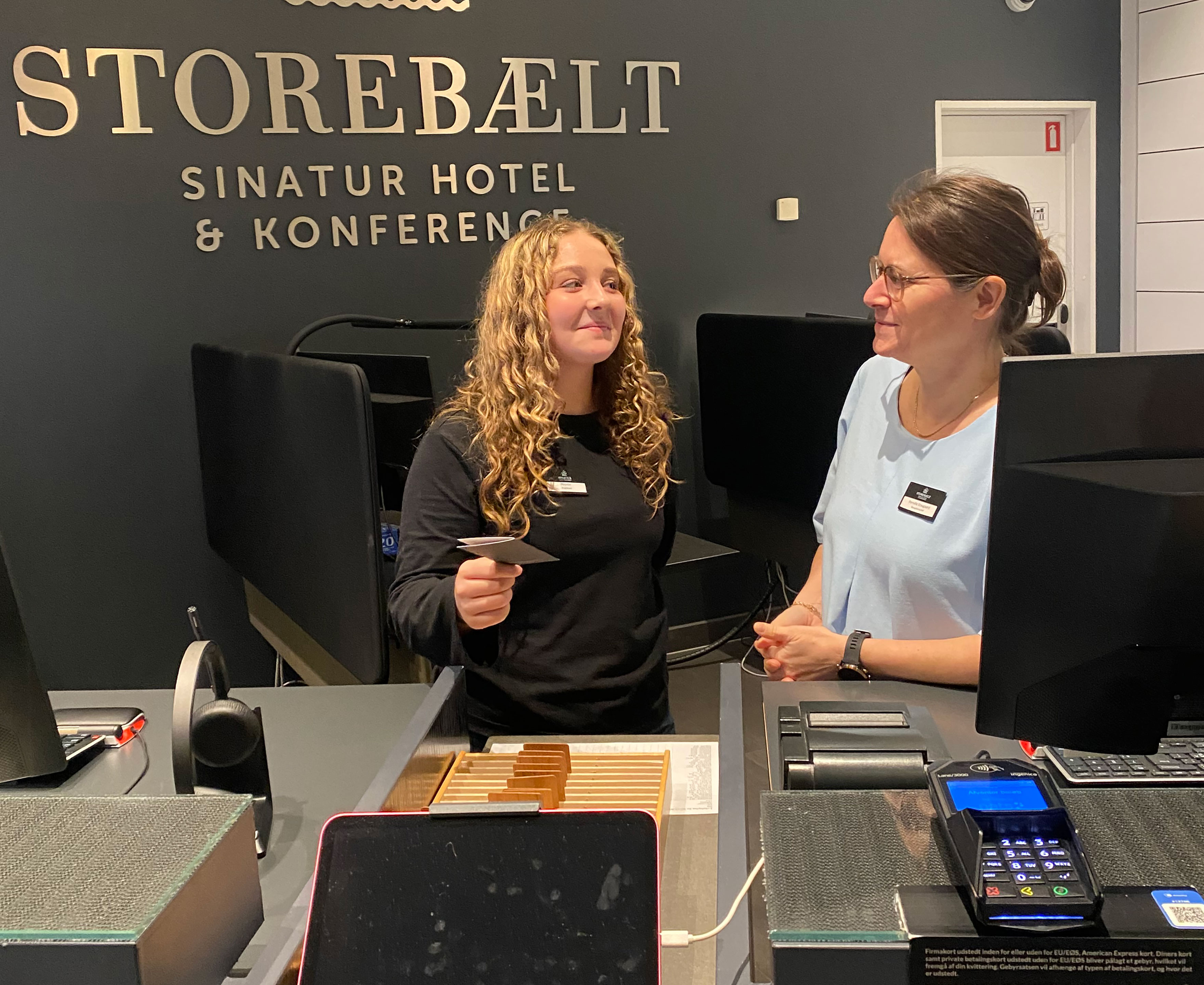 Juniormesterlæreelev lærer at stå i receptionen