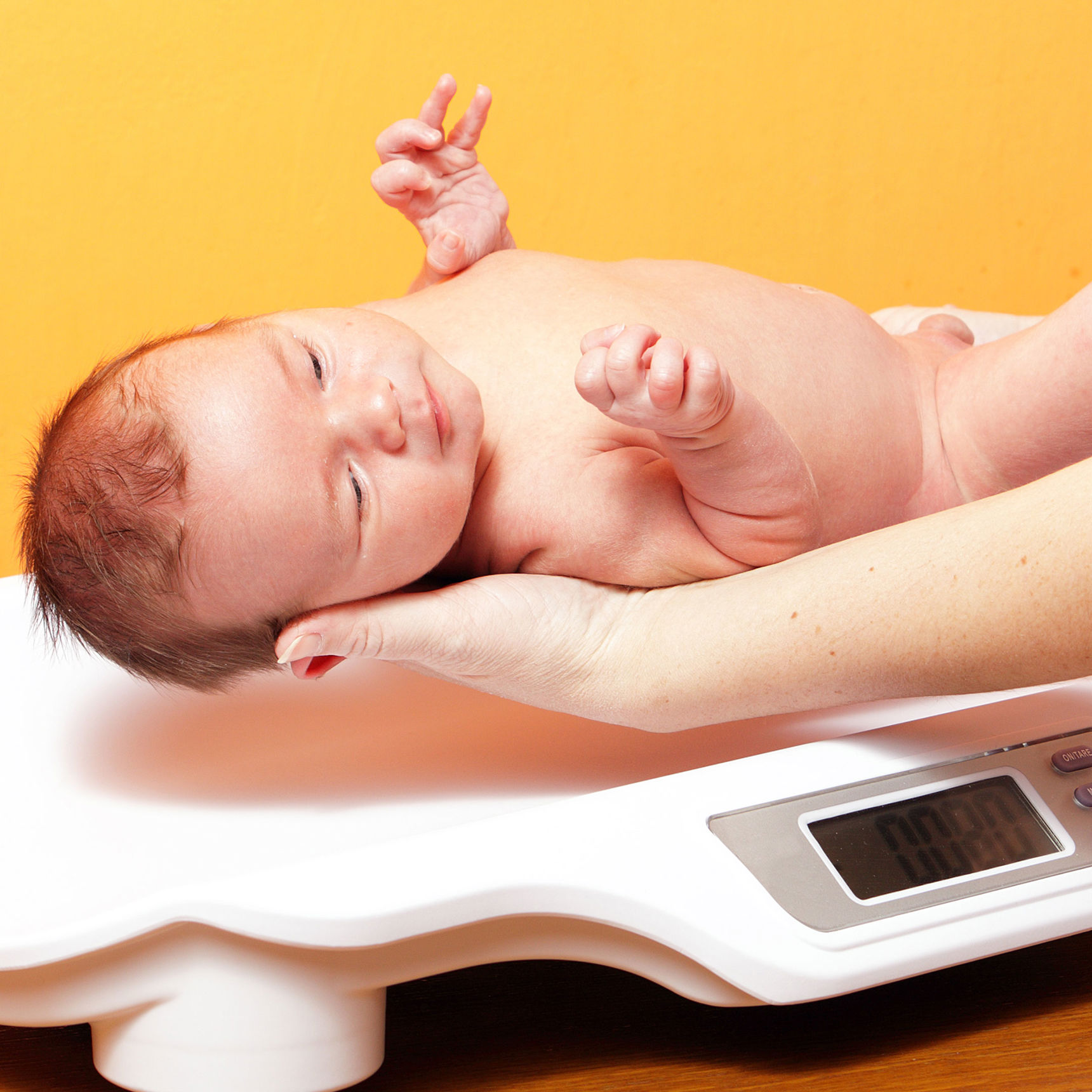 Baby der bliver lagt på en vægt