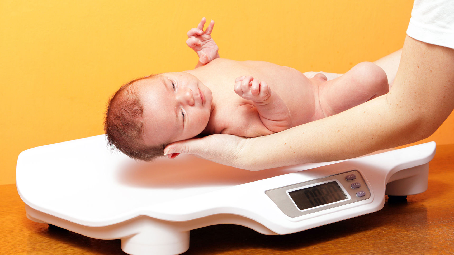Baby der bliver lagt på en vægt