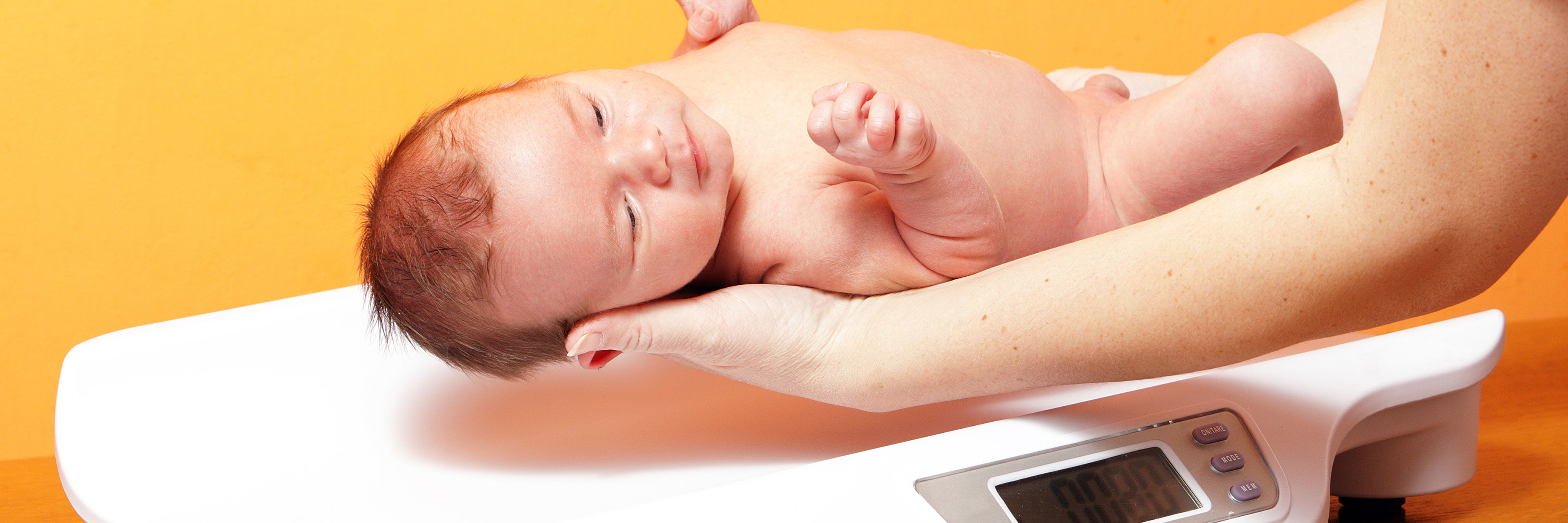 Baby der bliver lagt på en vægt