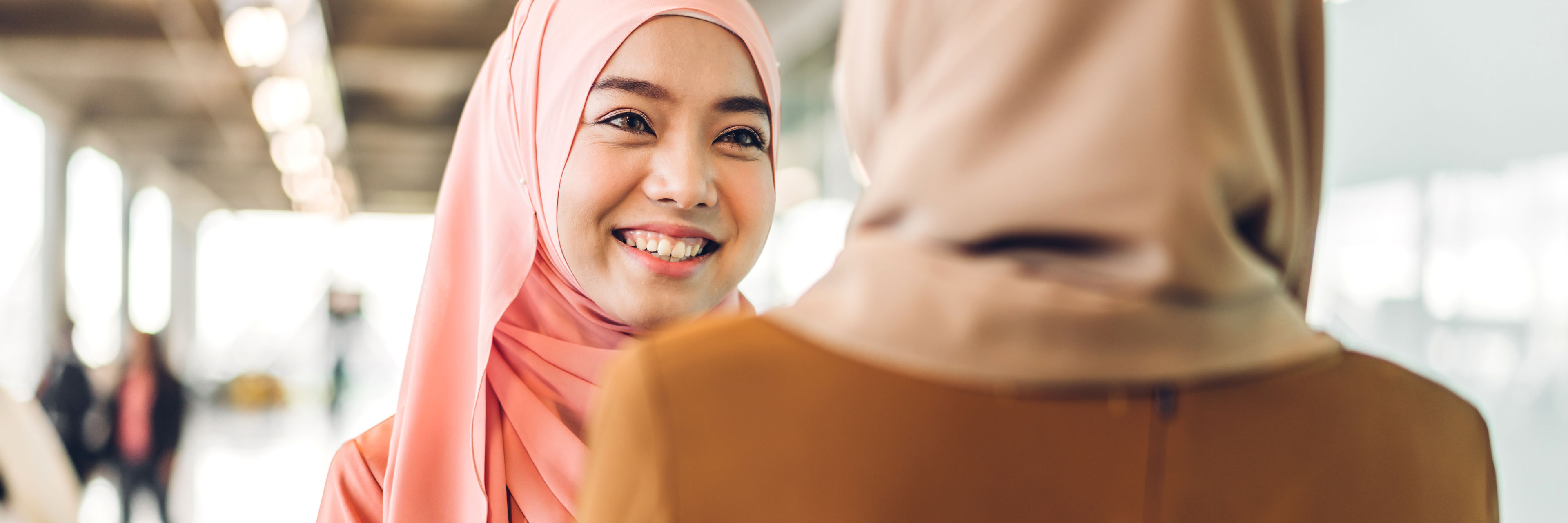 Kvinder med tørklæde der smiler
