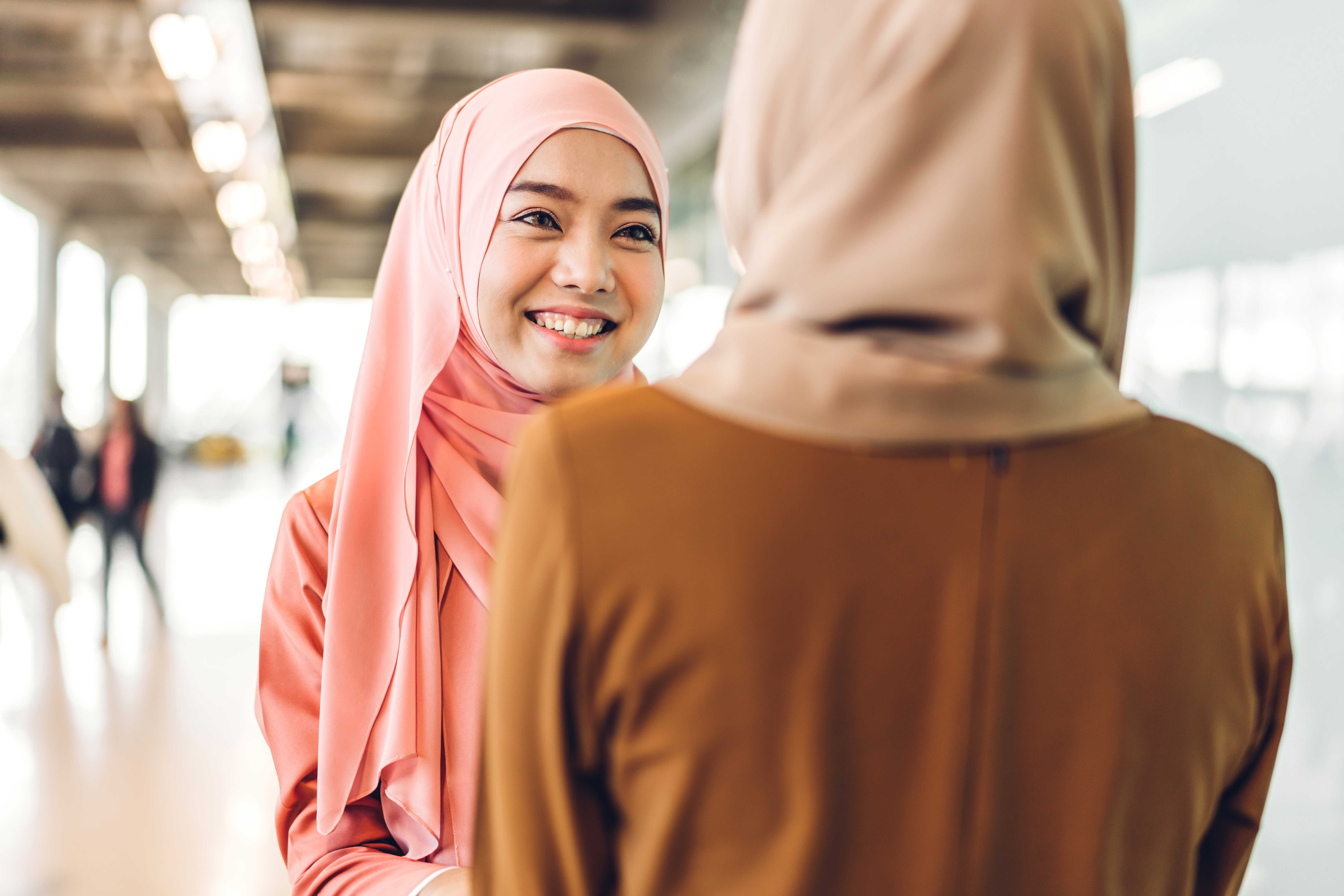 Kvinder med tørklæde der smiler