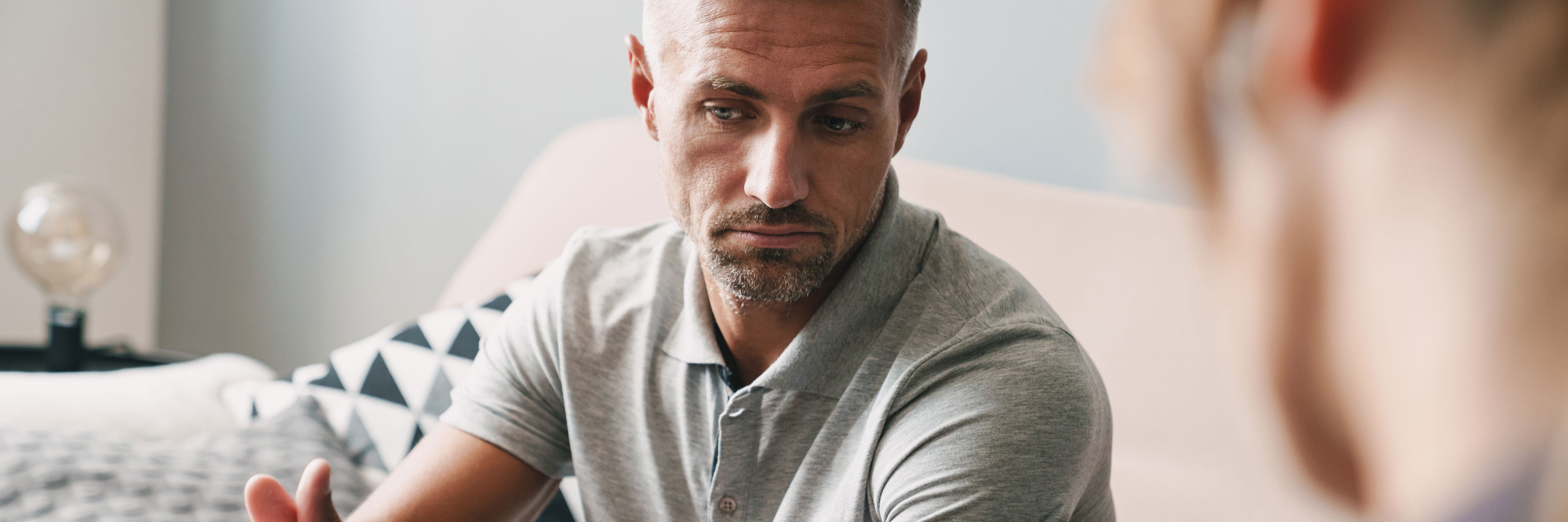 Mand der modtager rådgivning