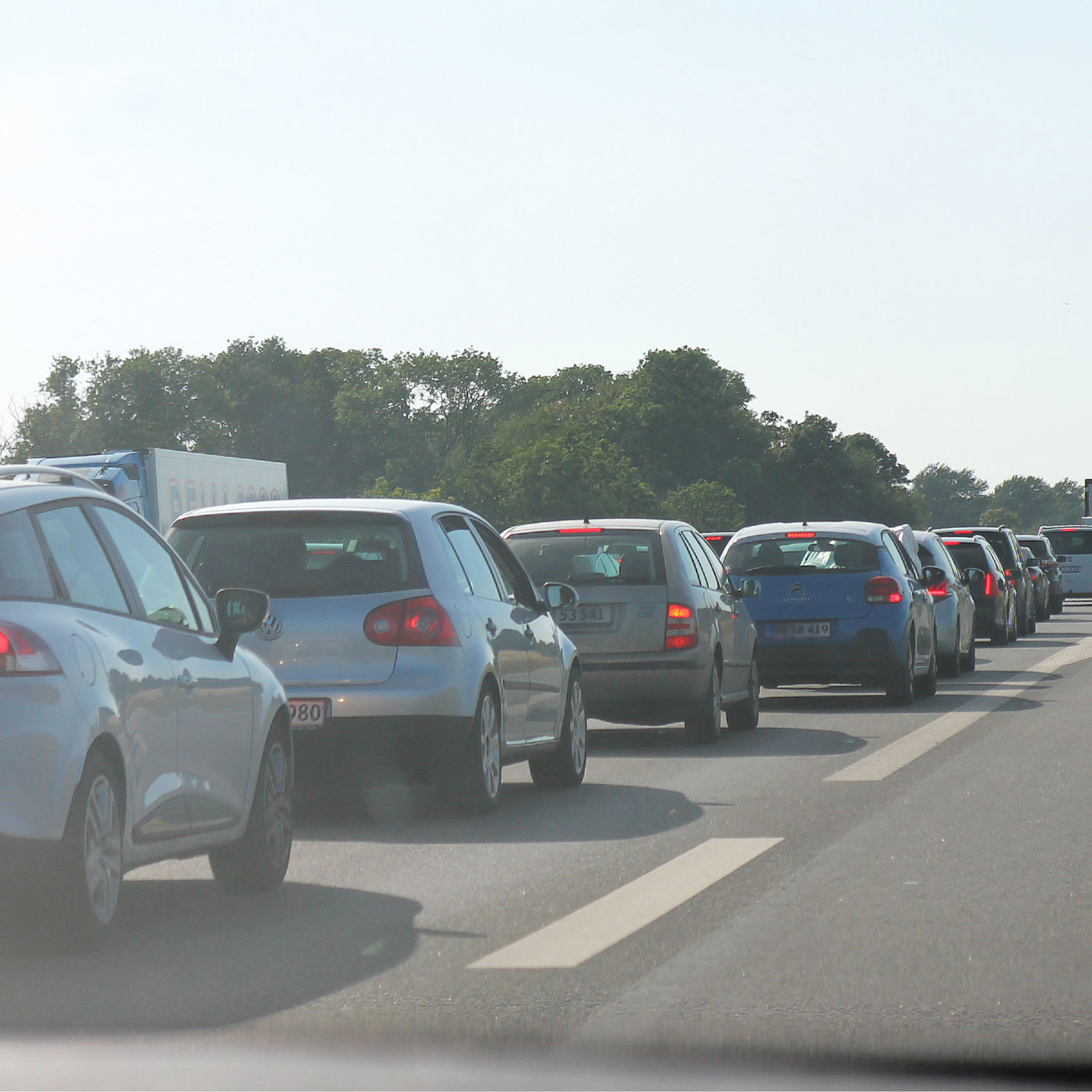 Biler i kø på motorvejen