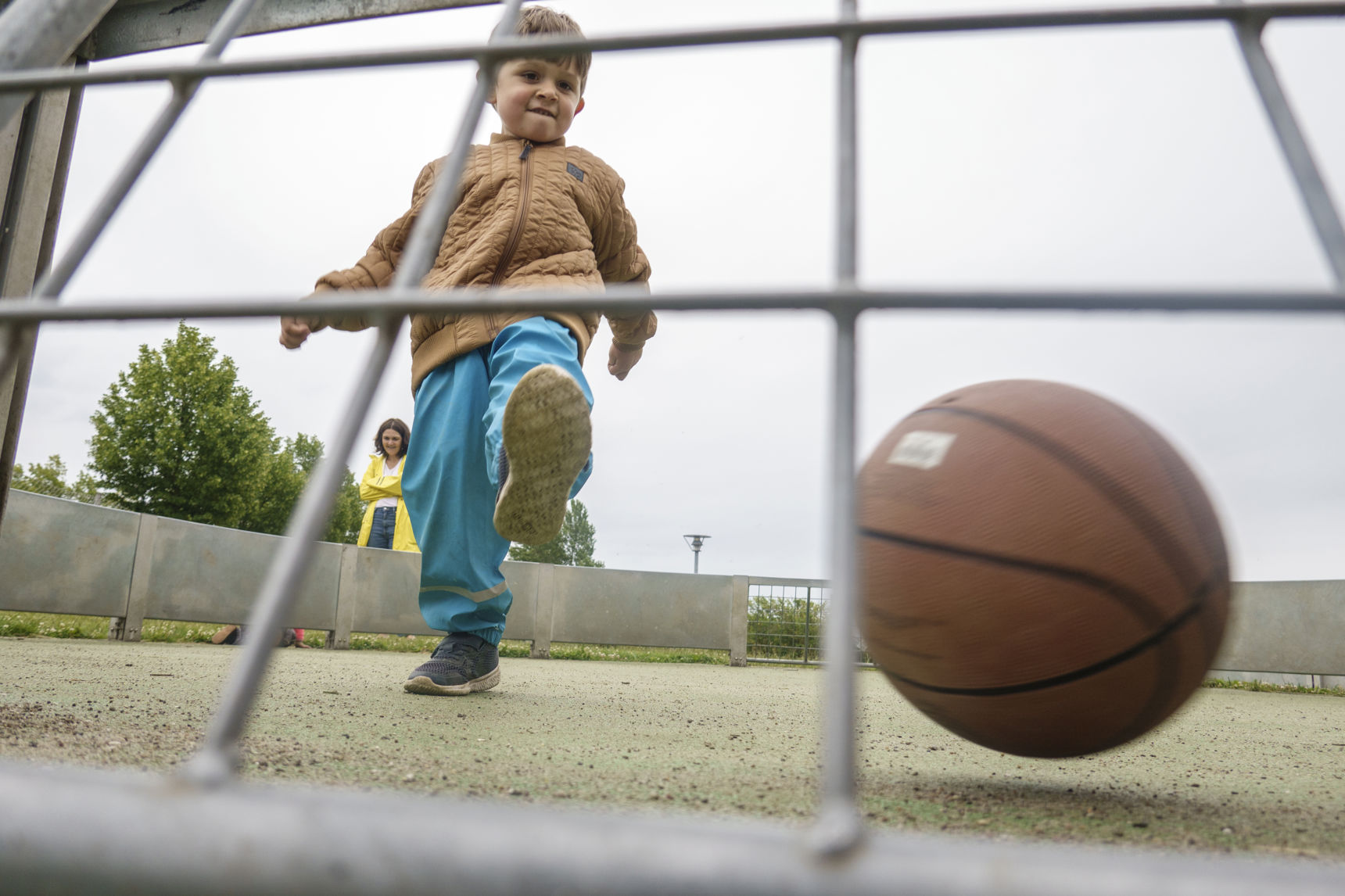 Dreng spiller fodbold