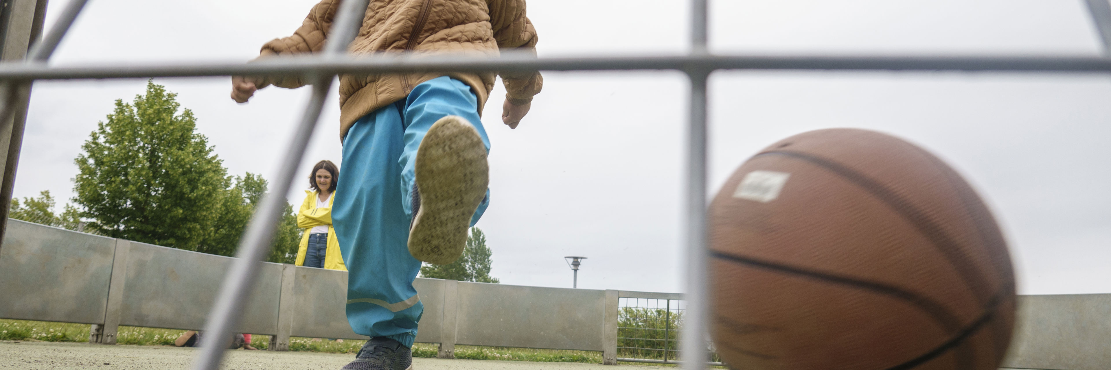 Dreng spiller fodbold