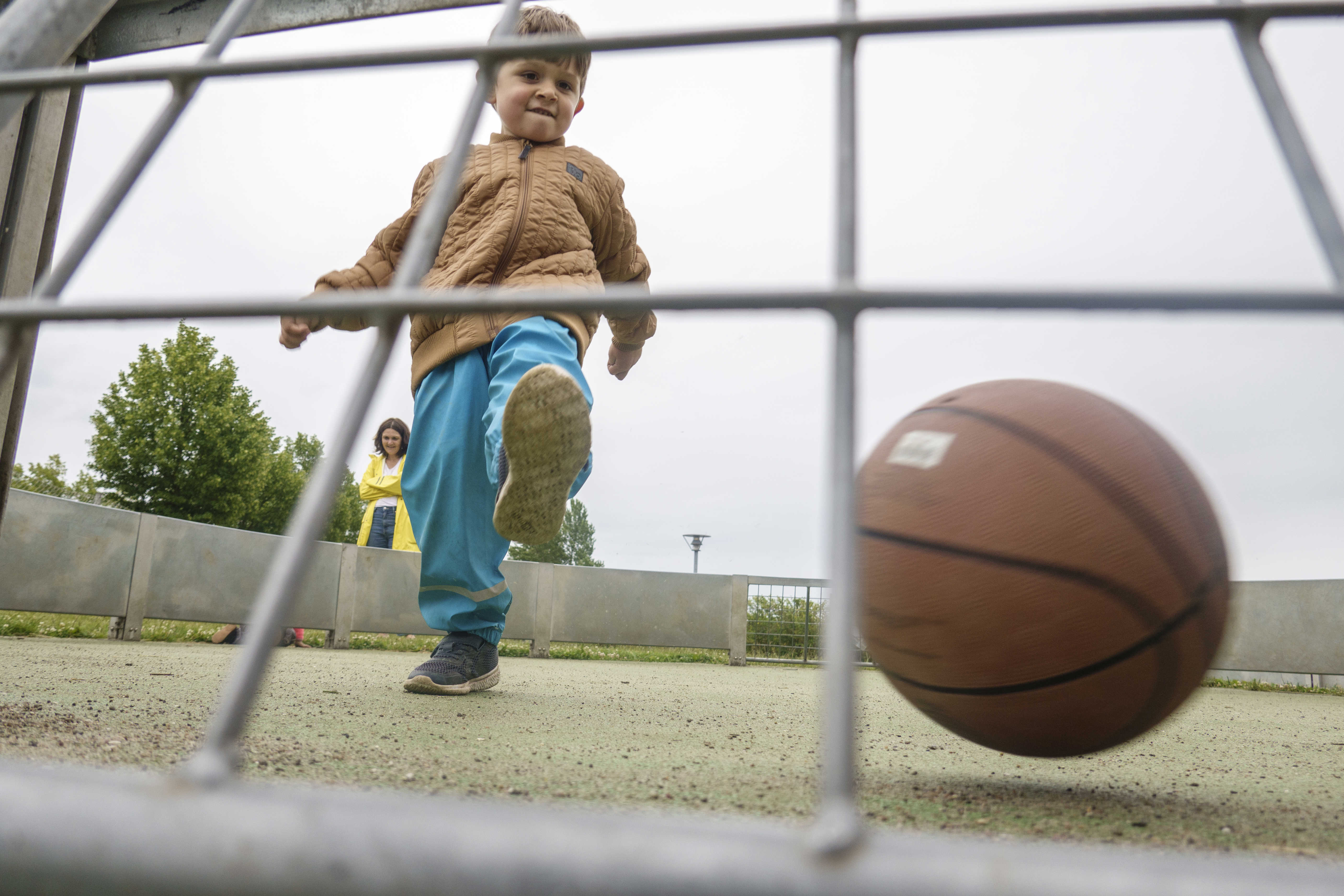 Dreng spiller fodbold
