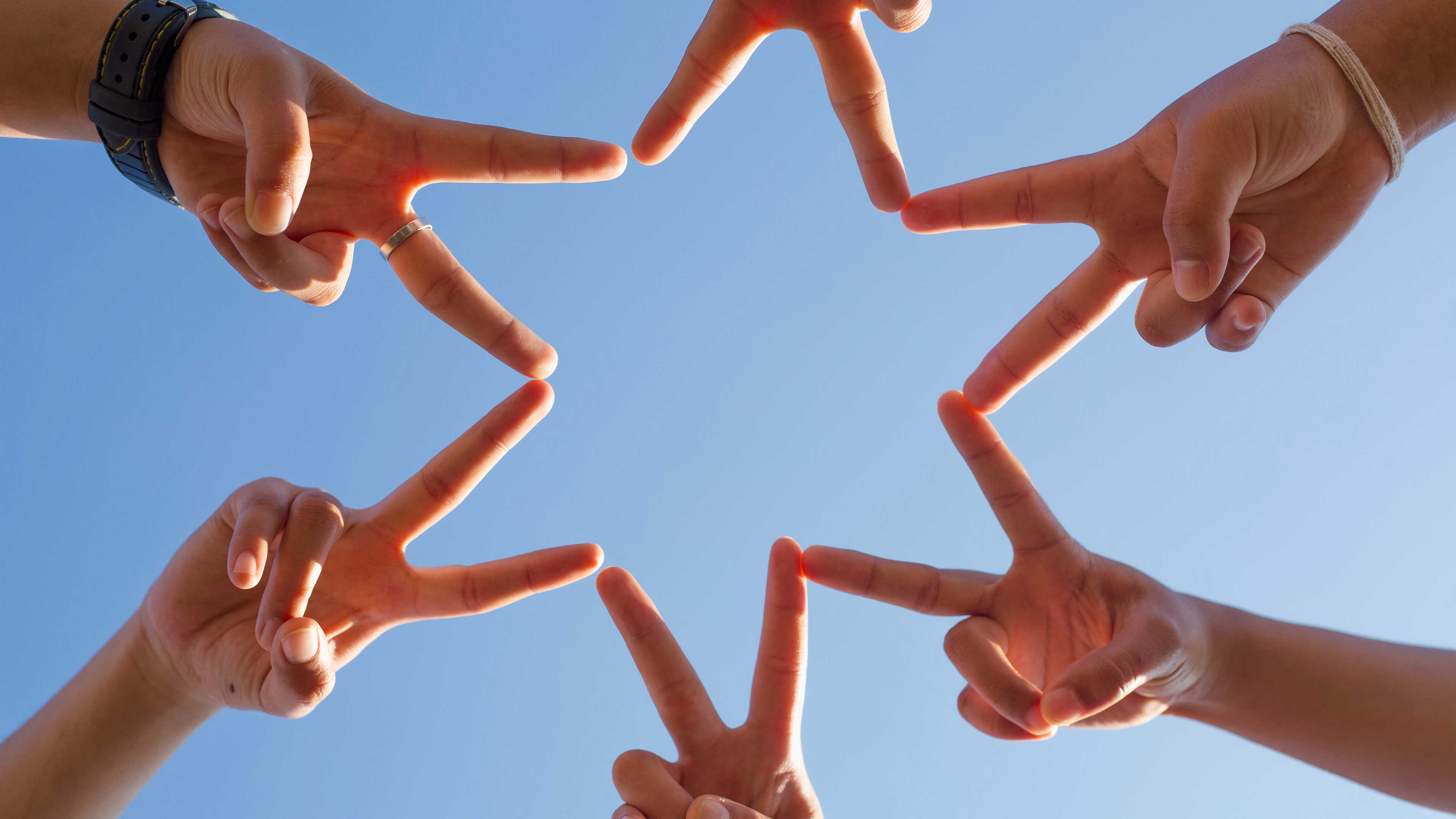 Fingre der i fællesskab danner en stjerne