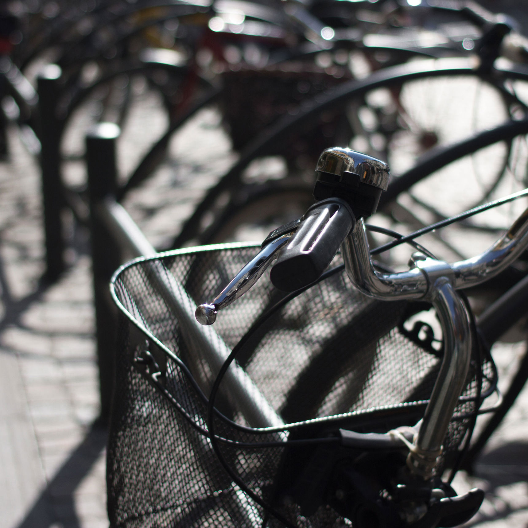 Close-up af cykler i et cykelstativ