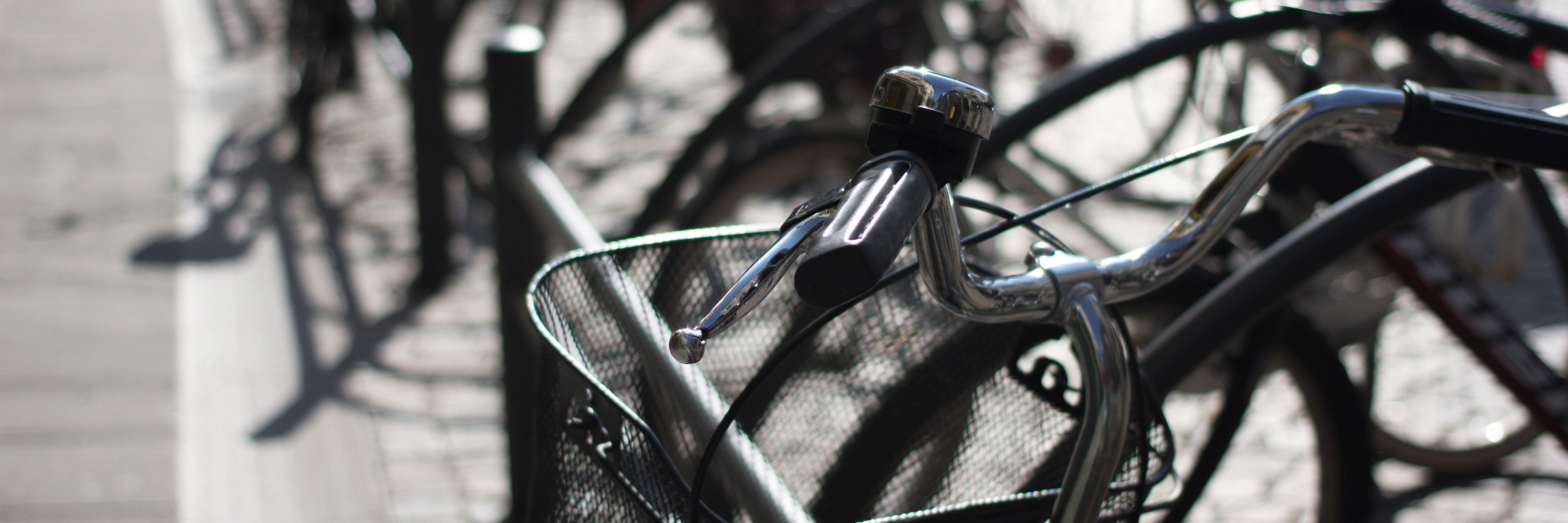 Close-up af cykler i et cykelstativ